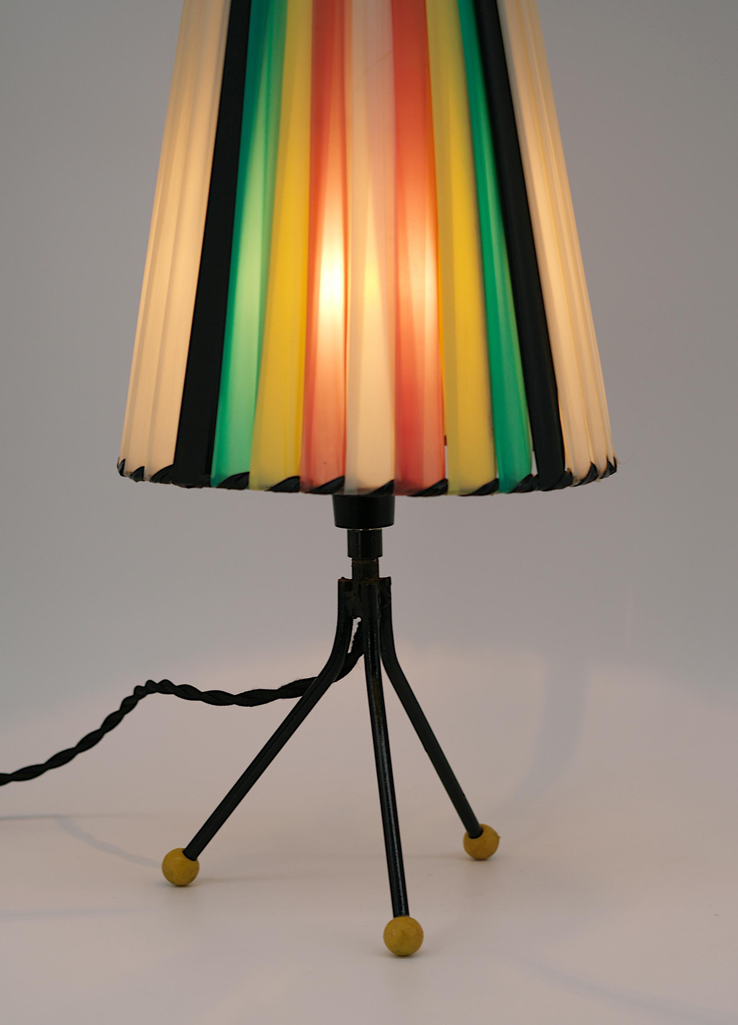 Französische Dreibein-Tischlampe aus der Mitte des Jahrhunderts, 1950er Jahre (Mitte des 20. Jahrhunderts) im Angebot