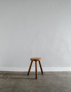 Tabouret tripode en bois français du milieu du siècle dernier:: produit dans les années 1950