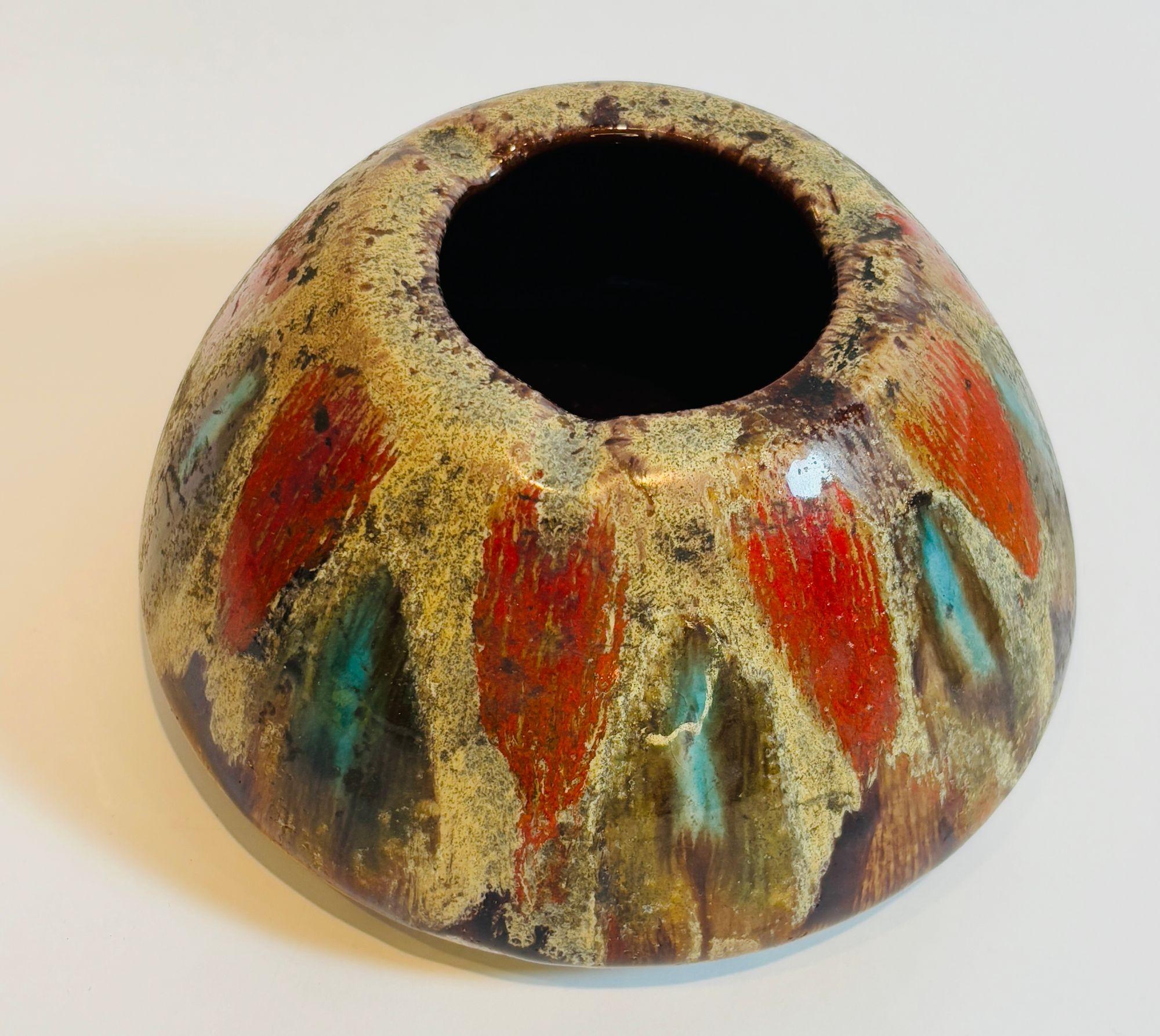 Französischer Aschenbecher aus Vallauris aus der Jahrhundertmitte mit fetter Lava-Tropfglasur, signiert Ricard von T. Gail, 1950er Jahre
Dieser skulpturale Aschenbecher aus Keramik ist ein bemerkenswertes Beispiel französischer Studiotöpferei aus