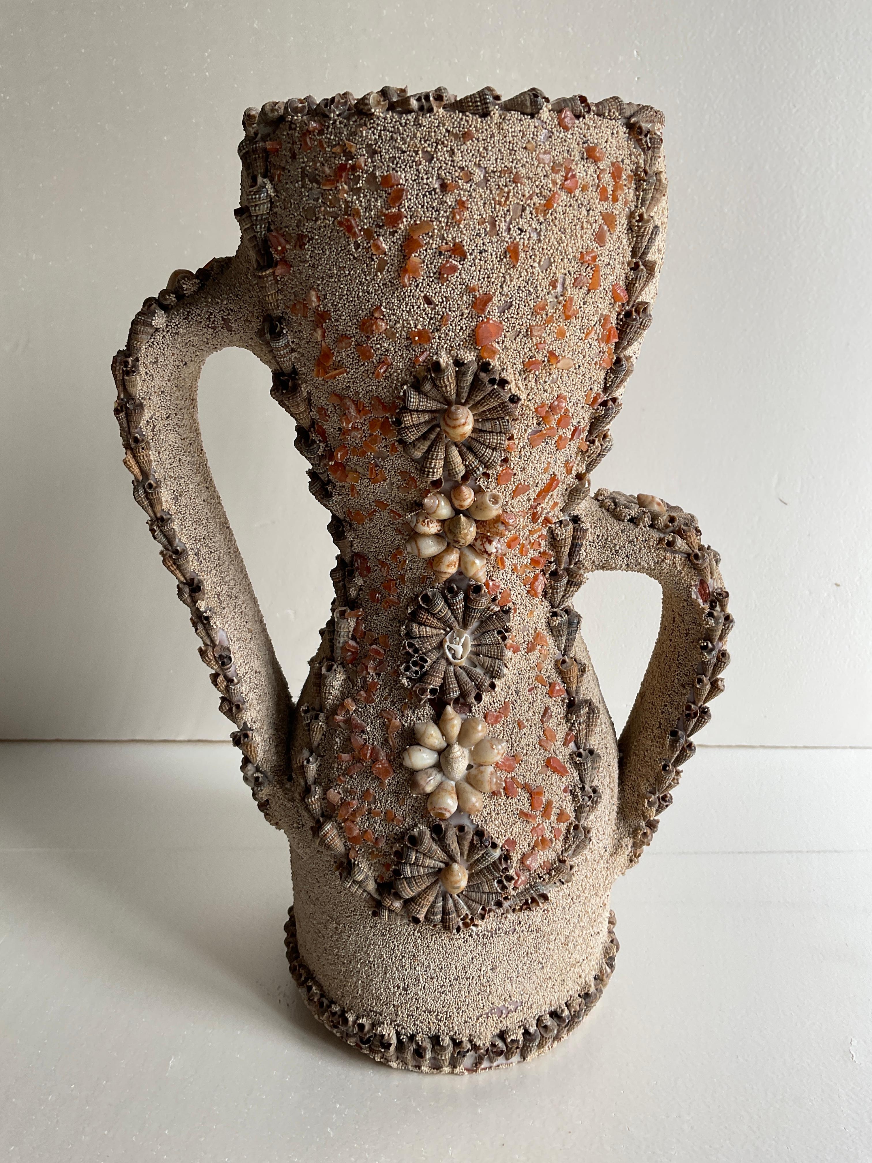 Fait main Vase français du milieu du siècle dernier, composition de coquillages de grès et de verre en vente