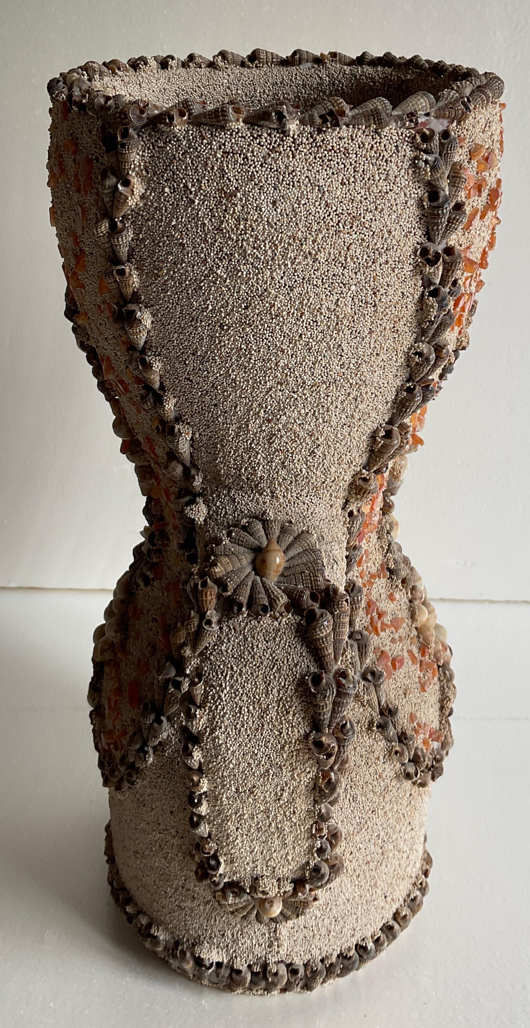 20ième siècle Vase français du milieu du siècle dernier, composition de coquillages de grès et de verre en vente