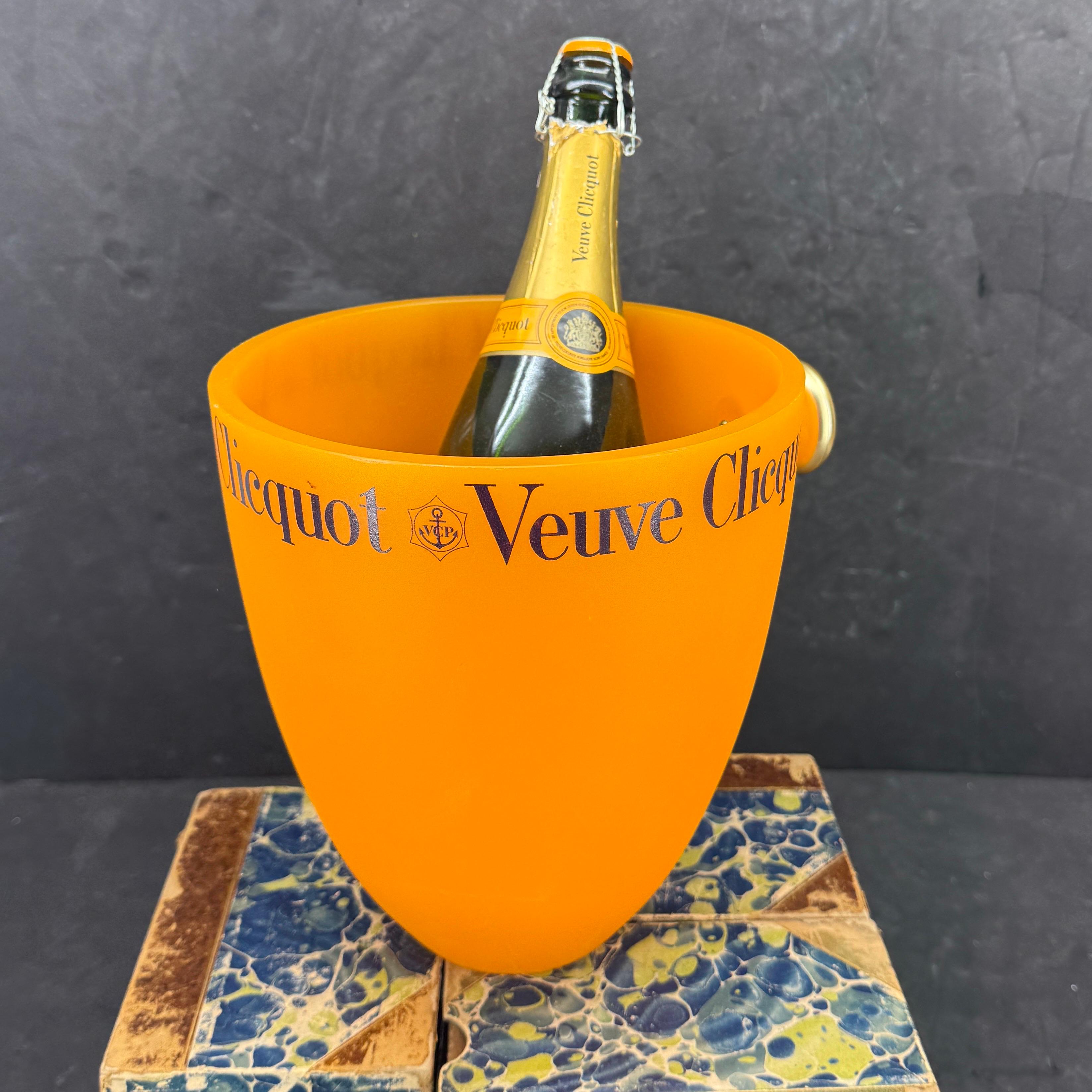 Vintage Französisch Orange Champagner Eiskübel, 1950er Jahre Frankreich. Diese Sektkübel aus Frankreich wurden in den 1950er und 1960er Jahren verwendet und waren in der Regel mit dem Namen des Winzers gekennzeichnet. Dieser hier trägt das Label