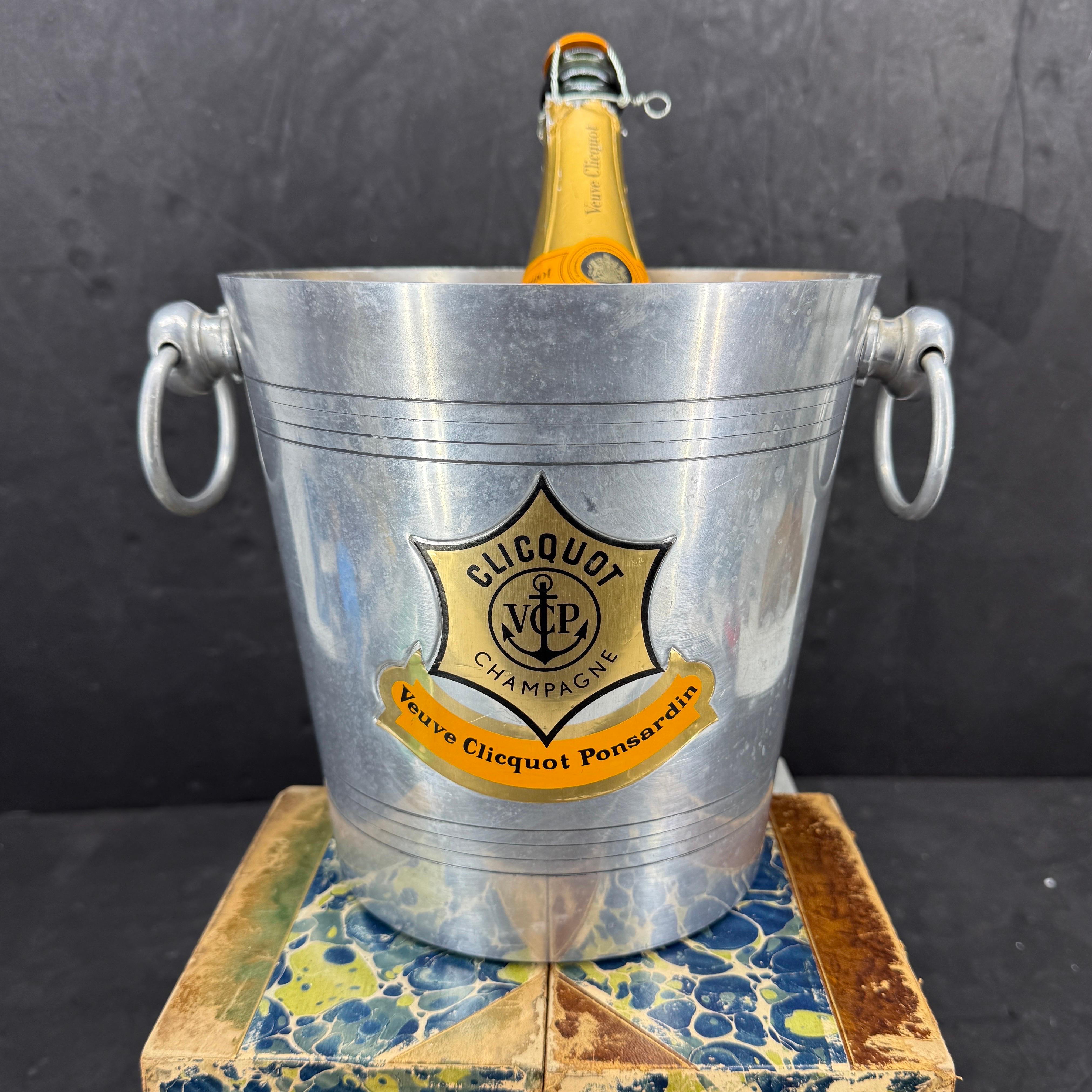 Vintage Französisch Champagner Eiskübel, 1950er Jahre Frankreich. Diese Aluminium-Champagnerkübel aus Frankreich wurden in den 1950er und 1960er Jahren verwendet und waren in der Regel mit dem Namen des Winzers gekennzeichnet. Dieses Exemplar trägt
