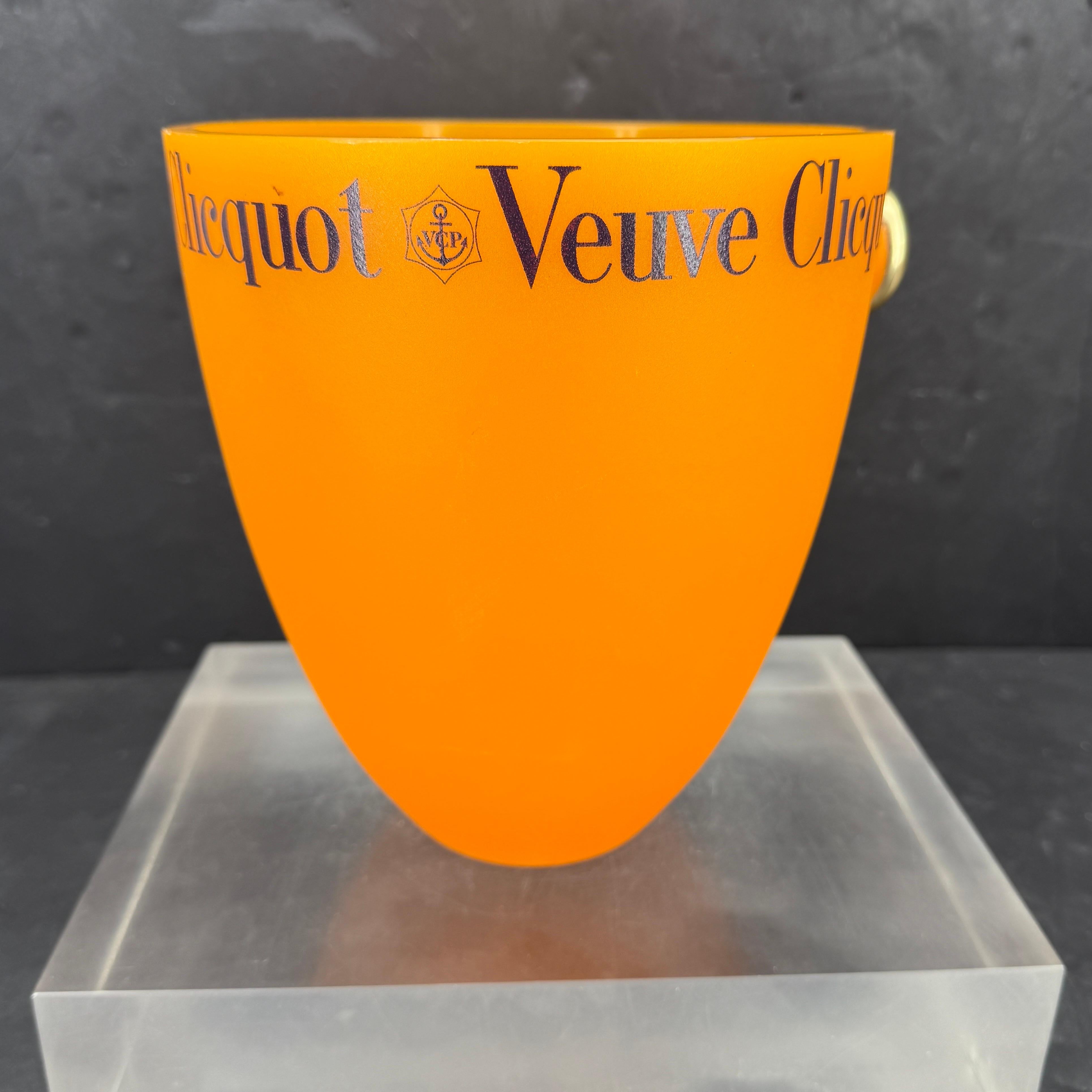 Französischer Eiskübel für Champagner Veuve Clicquot aus der Jahrhundertmitte (Acryl) im Angebot