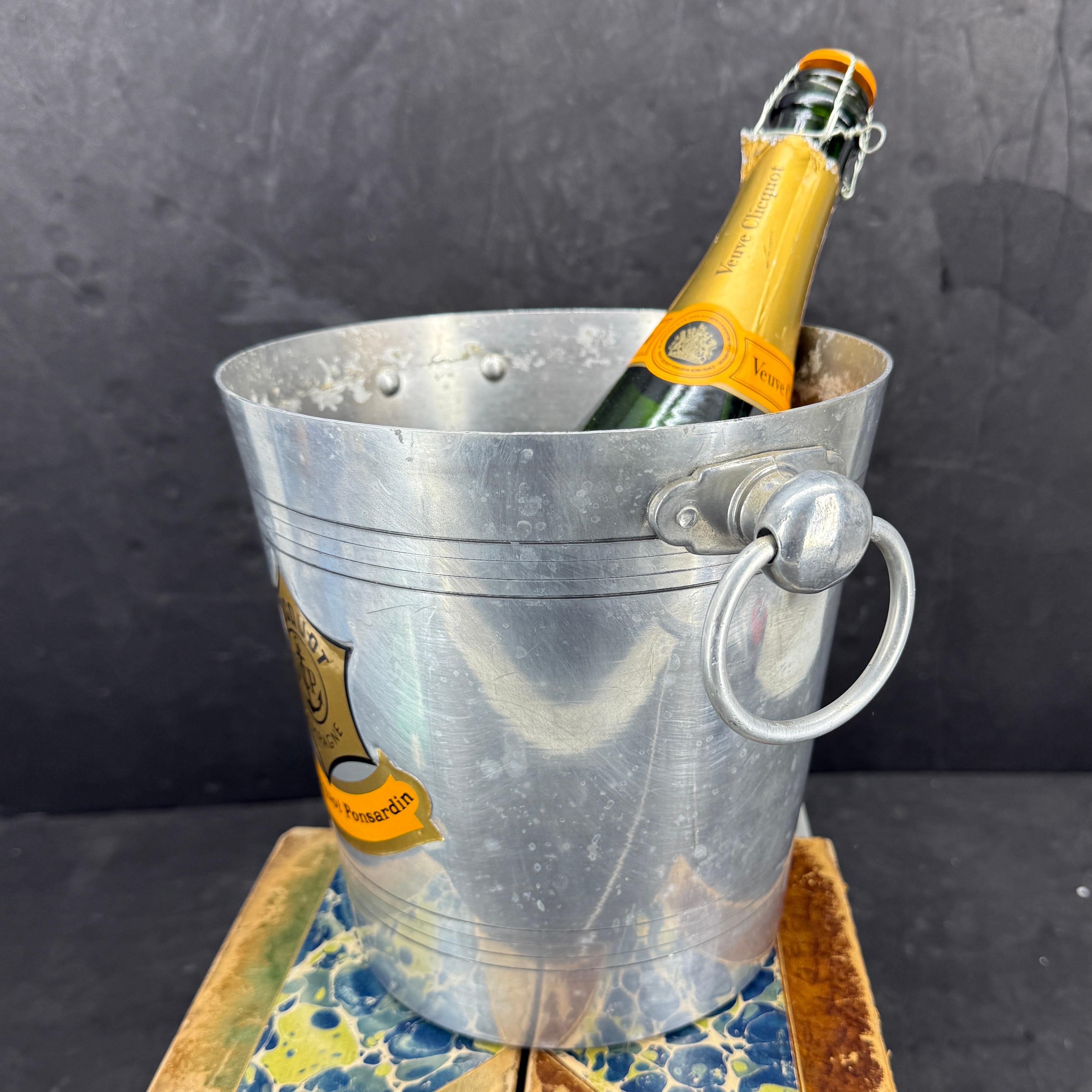 Französischer Eiskübel für Champagner Veuve Clicquot aus der Jahrhundertmitte (Aluminium) im Angebot