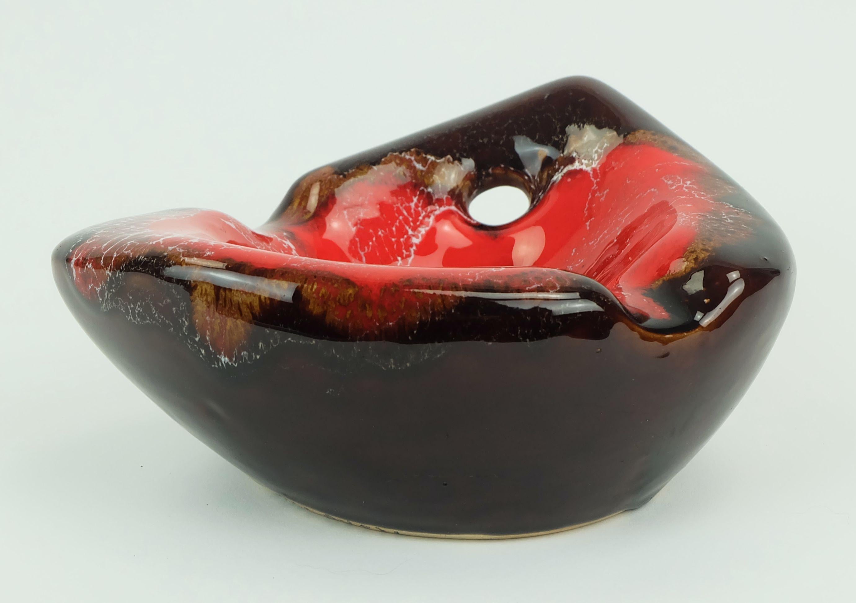 Mid-Century moderno Ciotola in ceramica francese d'epoca di metà secolo Vallauris smaltata a goccia forma organica 1960s in vendita