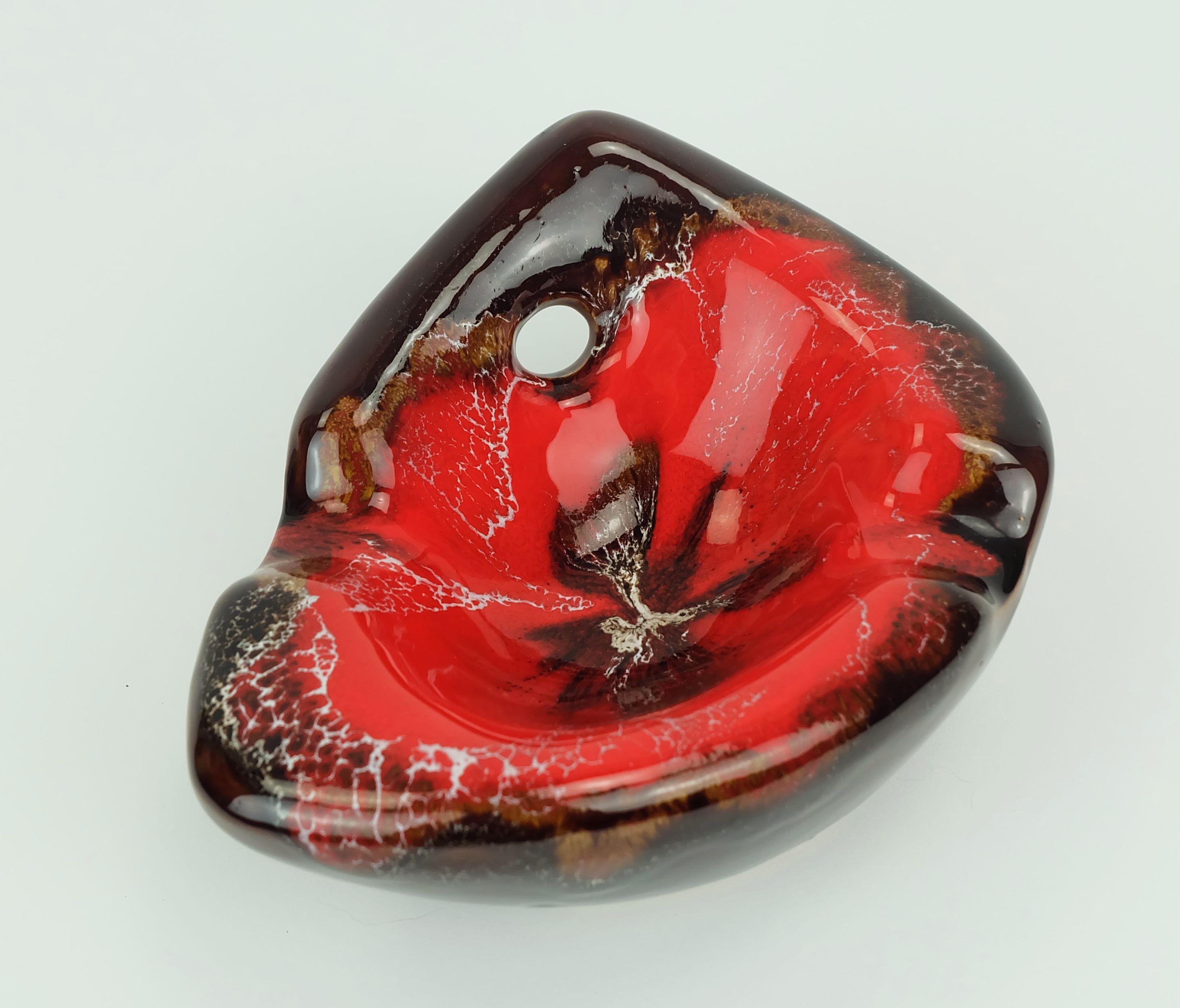 Ciotola in ceramica francese d'epoca di metà secolo Vallauris smaltata a goccia forma organica 1960s In condizioni buone in vendita a Mannheim, DE