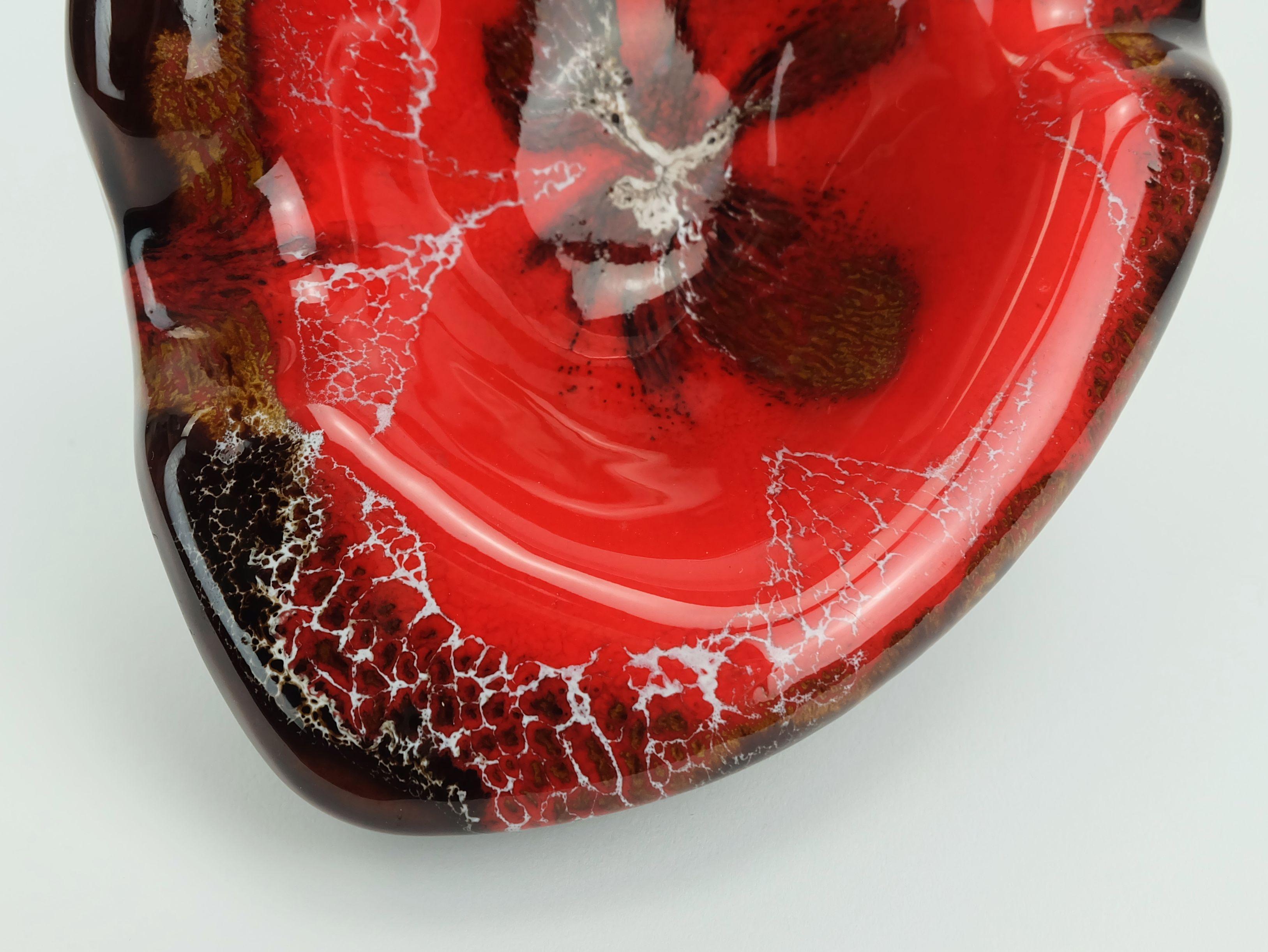 Ceramica Ciotola in ceramica francese d'epoca di metà secolo Vallauris smaltata a goccia forma organica 1960s in vendita