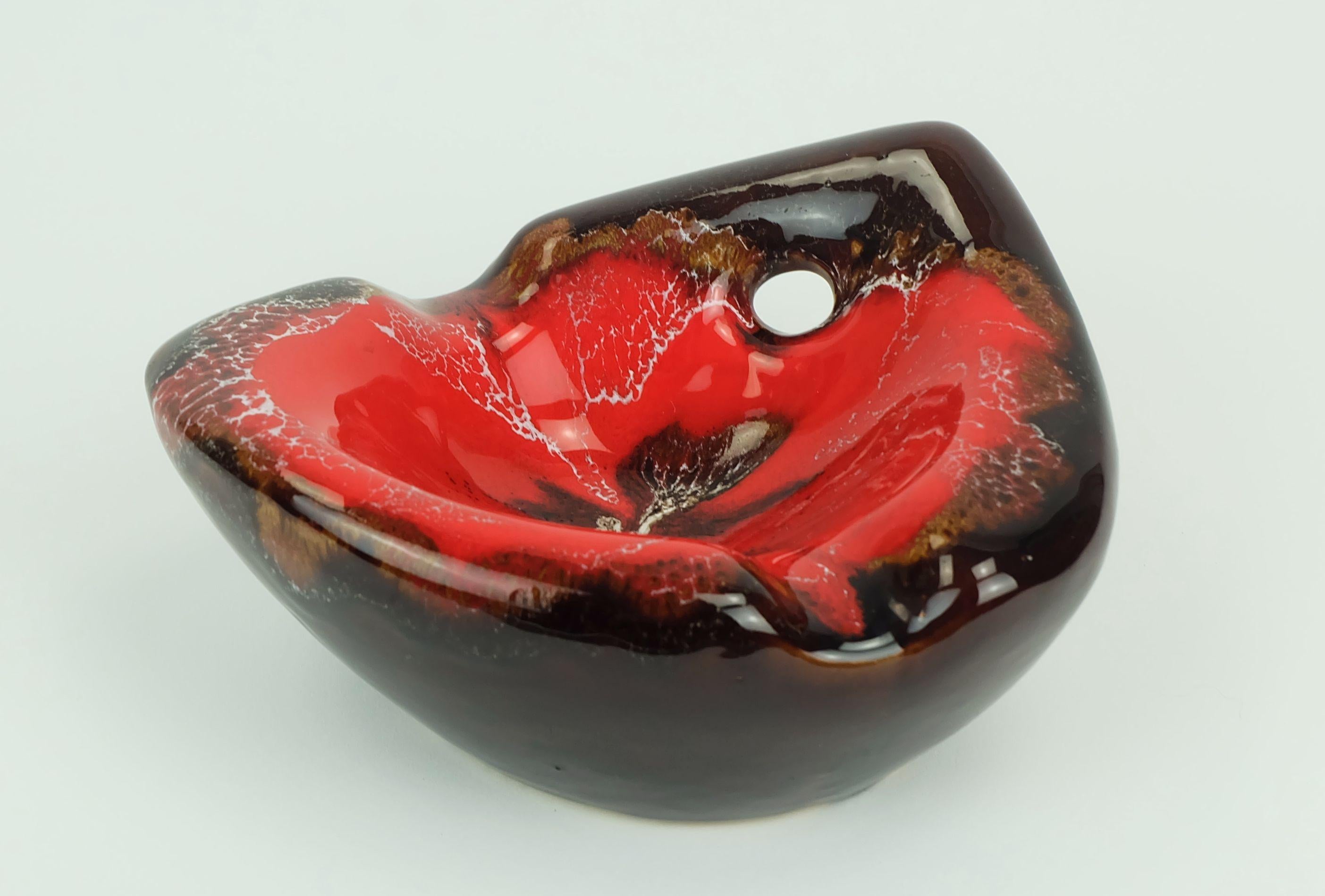 Ciotola in ceramica francese d'epoca di metà secolo Vallauris smaltata a goccia forma organica 1960s in vendita 1