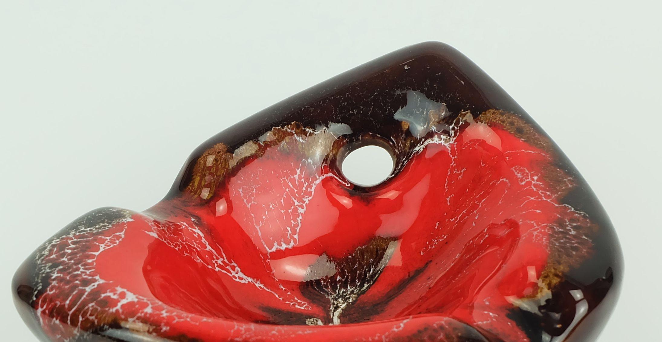 Ciotola in ceramica francese d'epoca di metà secolo Vallauris smaltata a goccia forma organica 1960s in vendita 2