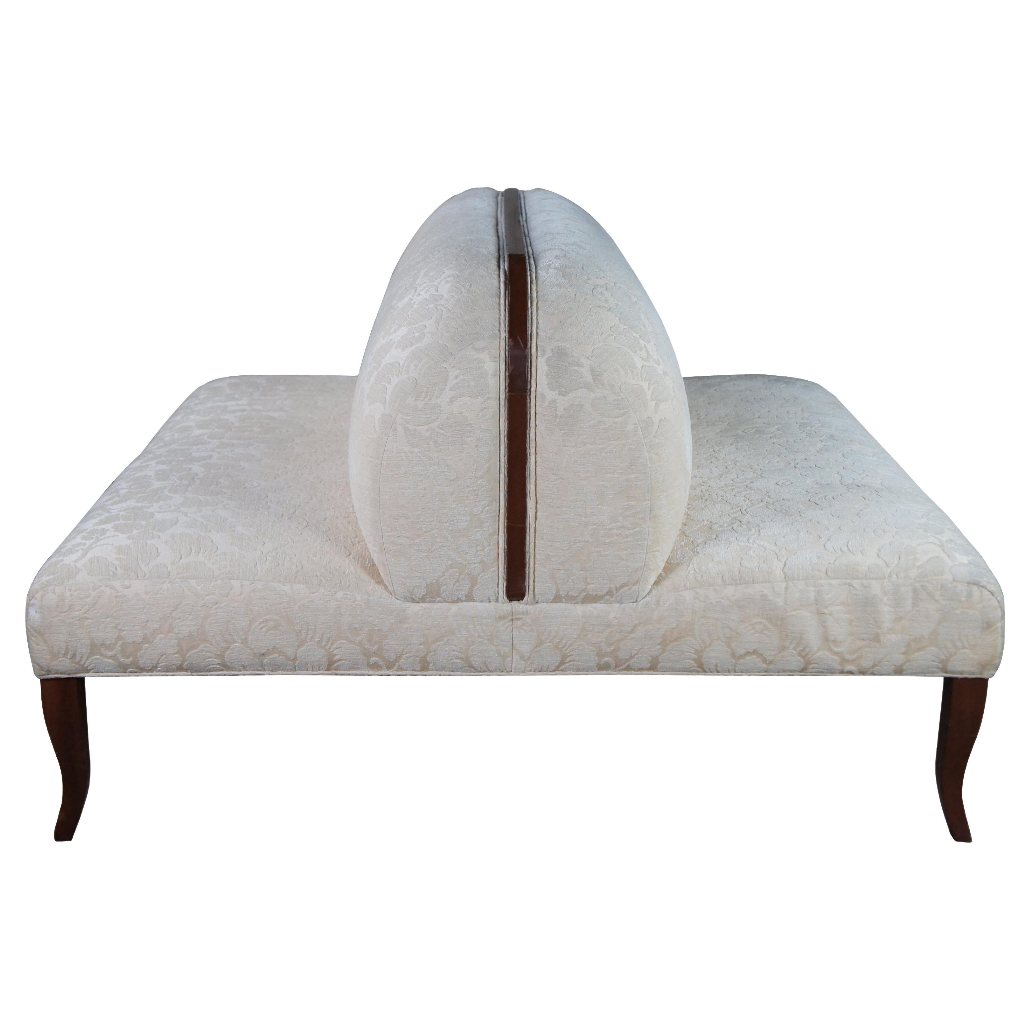 Französisches Nussbaumsofa aus der Mitte des Jahrhunderts im Art-déco-Stil mit Cabriole-Beinen und doppelseitiger Sitzfläche.  Diese Bänke sind auch als Salonbänke, Boudoirbänke, Kussbänke, Konversationsbänke oder Klatschsessel bekannt.
