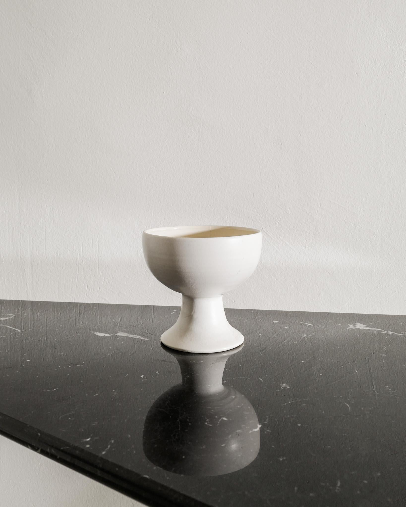 Raro vaso scultoreo in ceramica bianca di metà secolo su un piede attribuito a Georges Jouve prodotto in Francia, anni '50. In buone condizioni con minimi segni di utilizzo. 

Dimensioni: H: 13 cm Diametro: 14 cm
