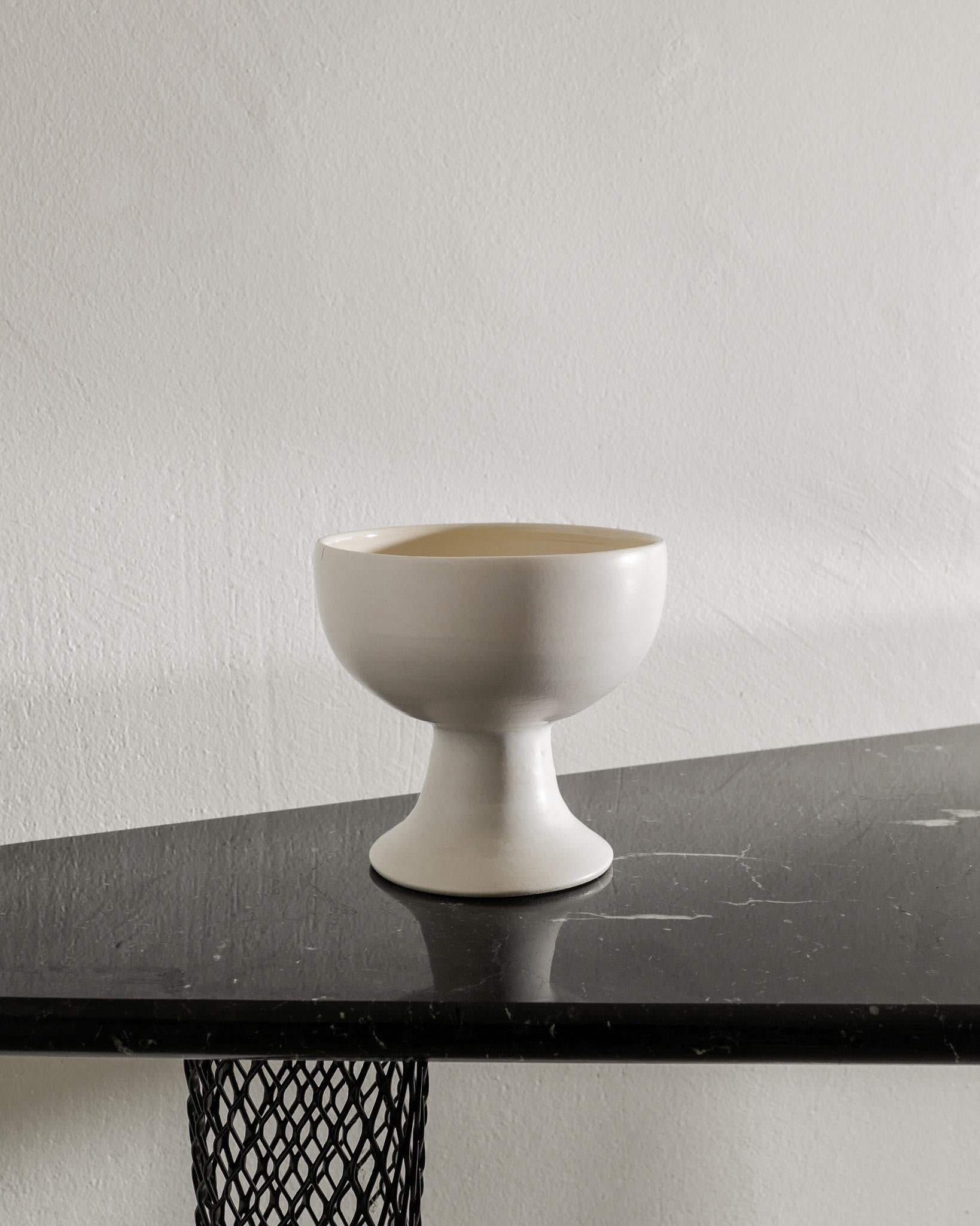 Mid-Century moderno Vaso a ciotola in ceramica bianca francese di metà secolo attribuito a Georges Jouve, anni '50 in vendita