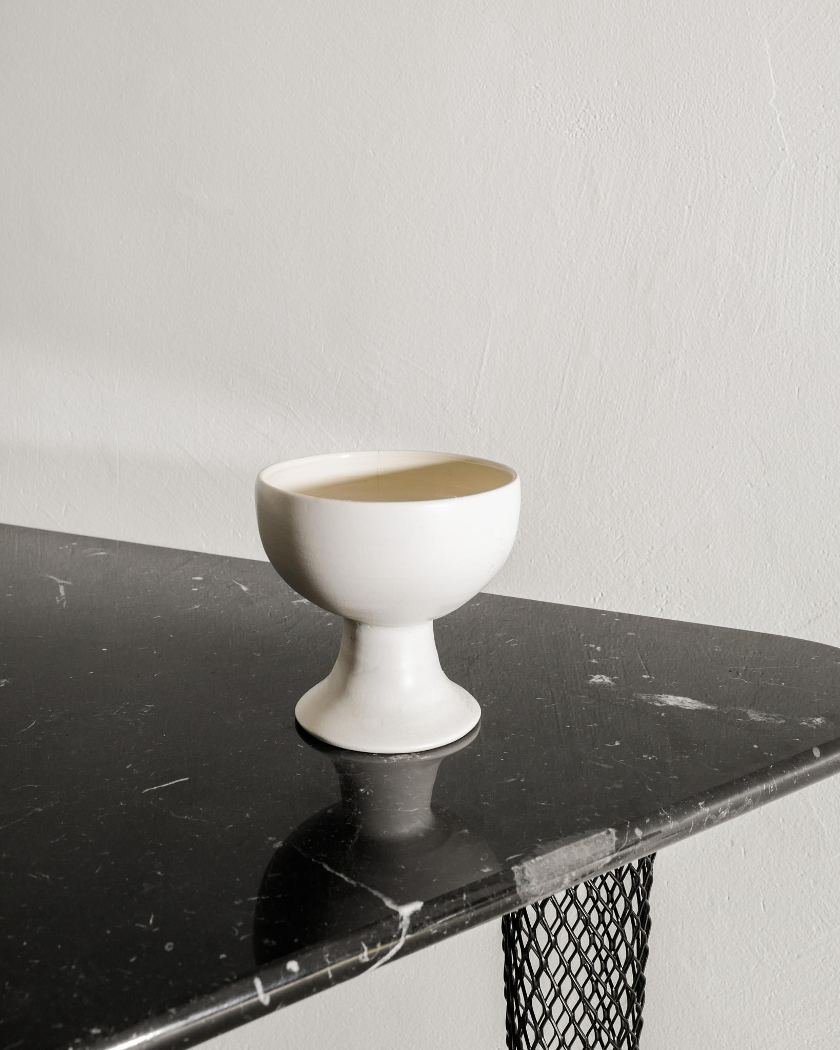 Francese Vaso a ciotola in ceramica bianca francese di metà secolo attribuito a Georges Jouve, anni '50 in vendita