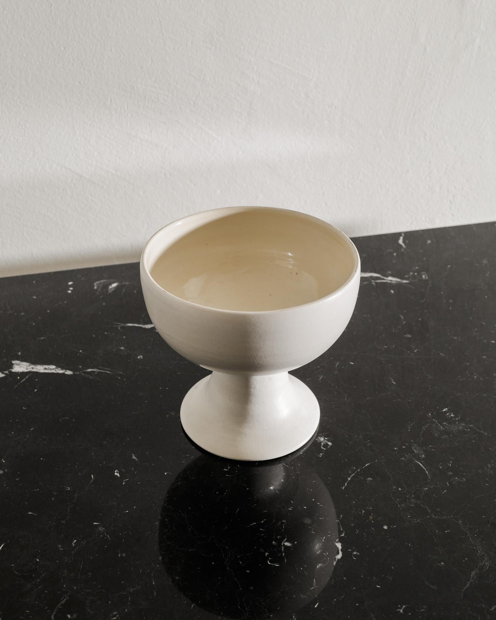 Vaso a ciotola in ceramica bianca francese di metà secolo attribuito a Georges Jouve, anni '50 In condizioni buone in vendita a Stockholm, SE