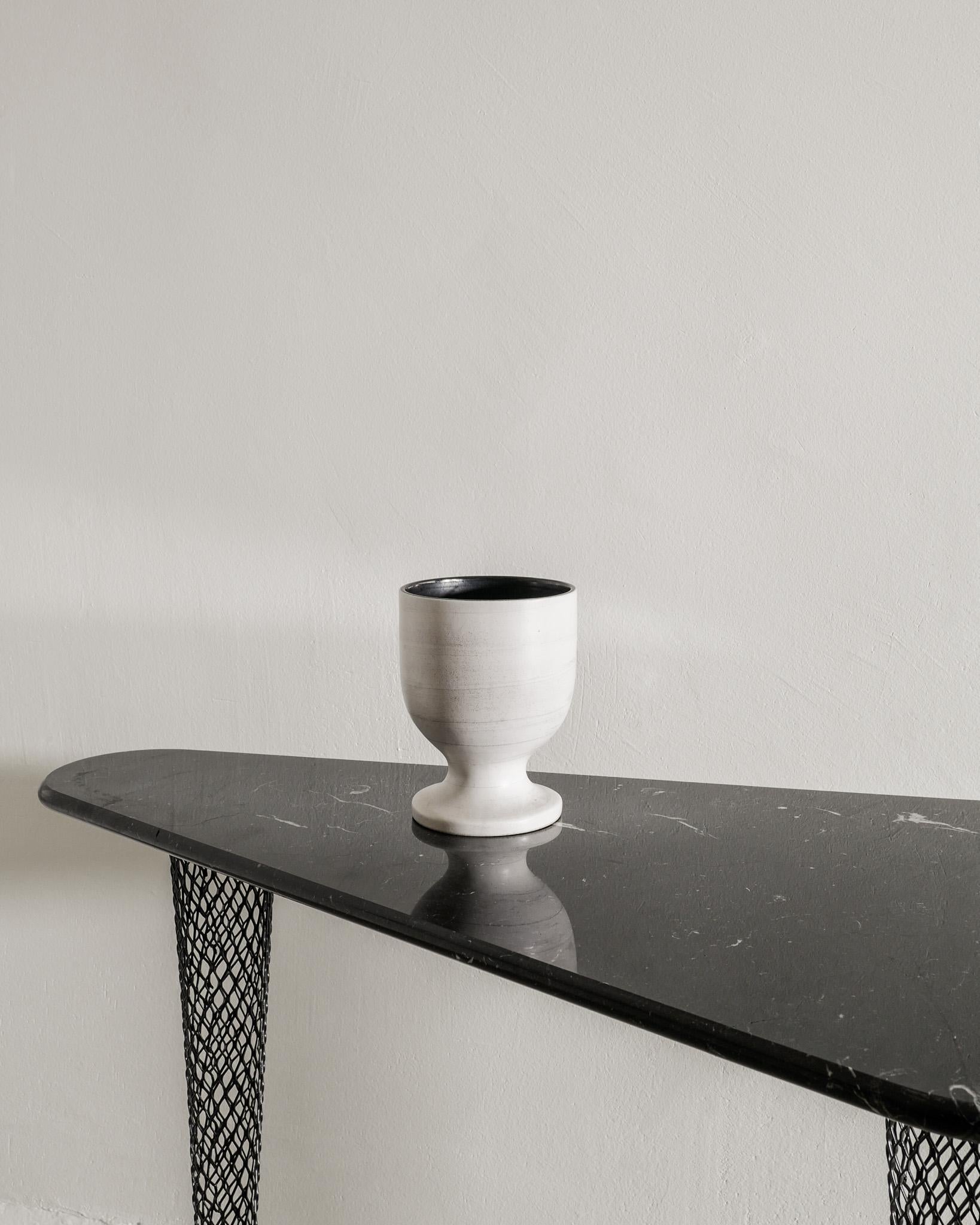 Rarissimo vaso a cilindro francese di metà secolo su piede scultoreo di Georges Jouve per Steph Simon Paris, Francia, anni Cinquanta. 
In buone condizioni originali e firmato dall'artista sotto il piede. 

Dimensioni: H: 19 cm Diametro: 15 cm