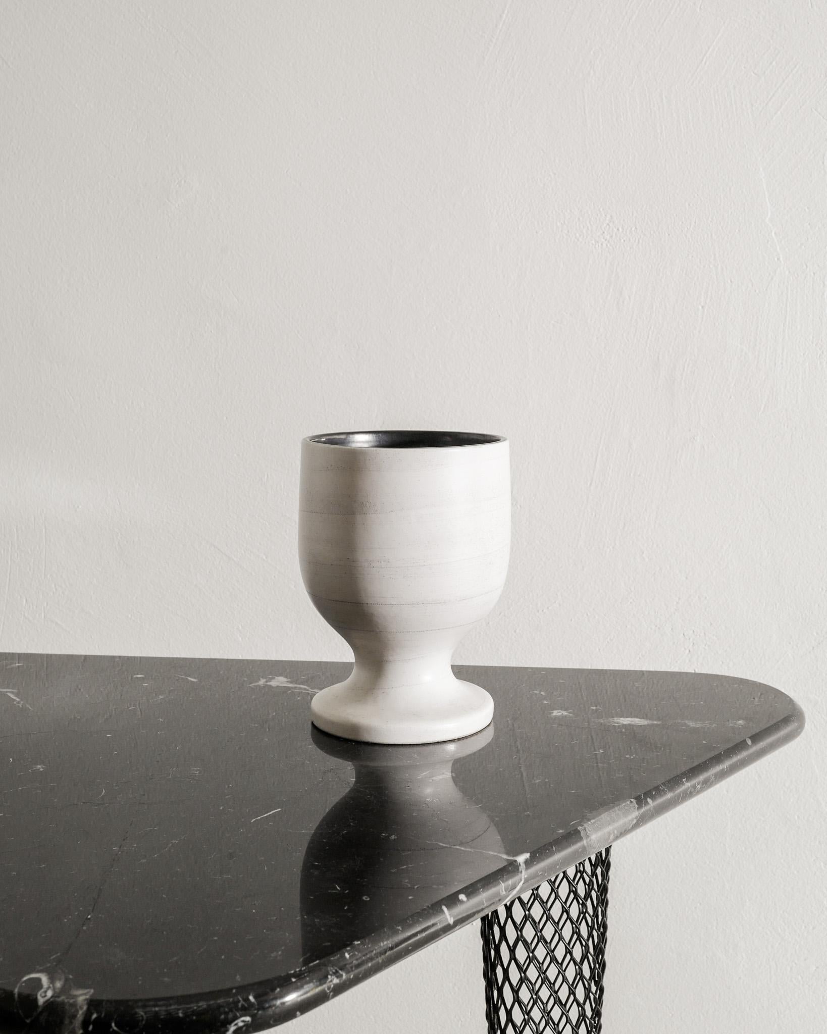Mid-Century moderno Vaso a cilindro in ceramica bianca di Georges Jouve, 1950 in vendita