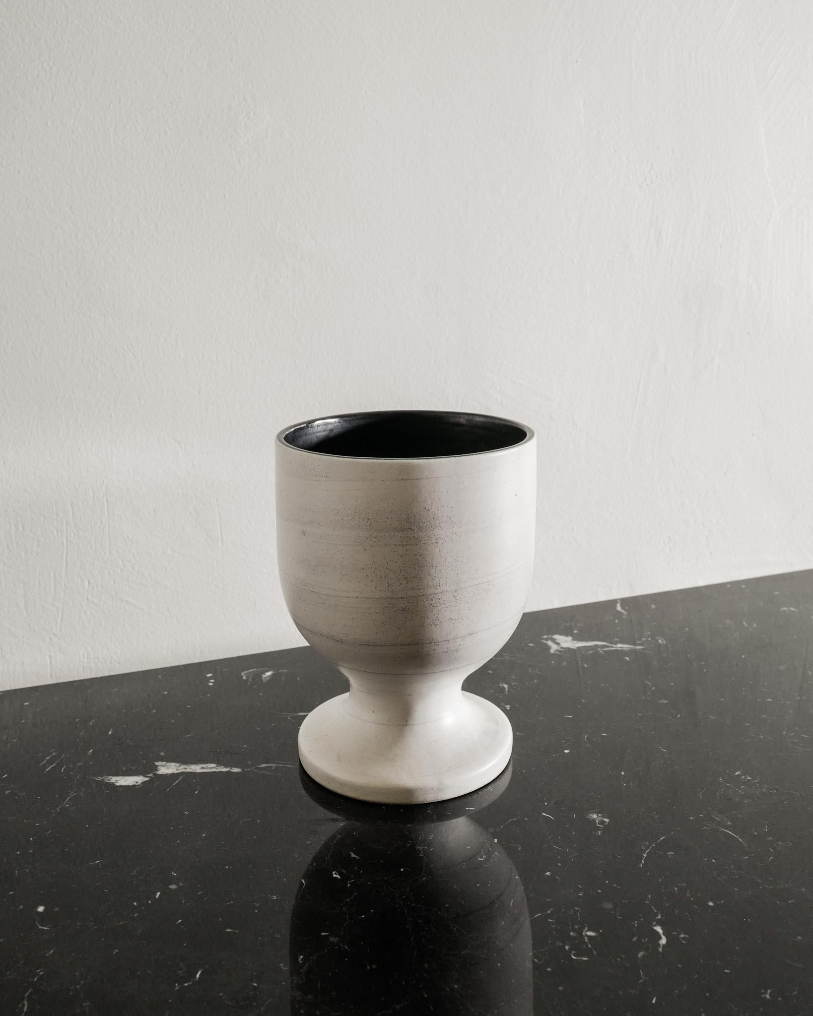 Francese Vaso a cilindro in ceramica bianca di Georges Jouve, 1950 in vendita