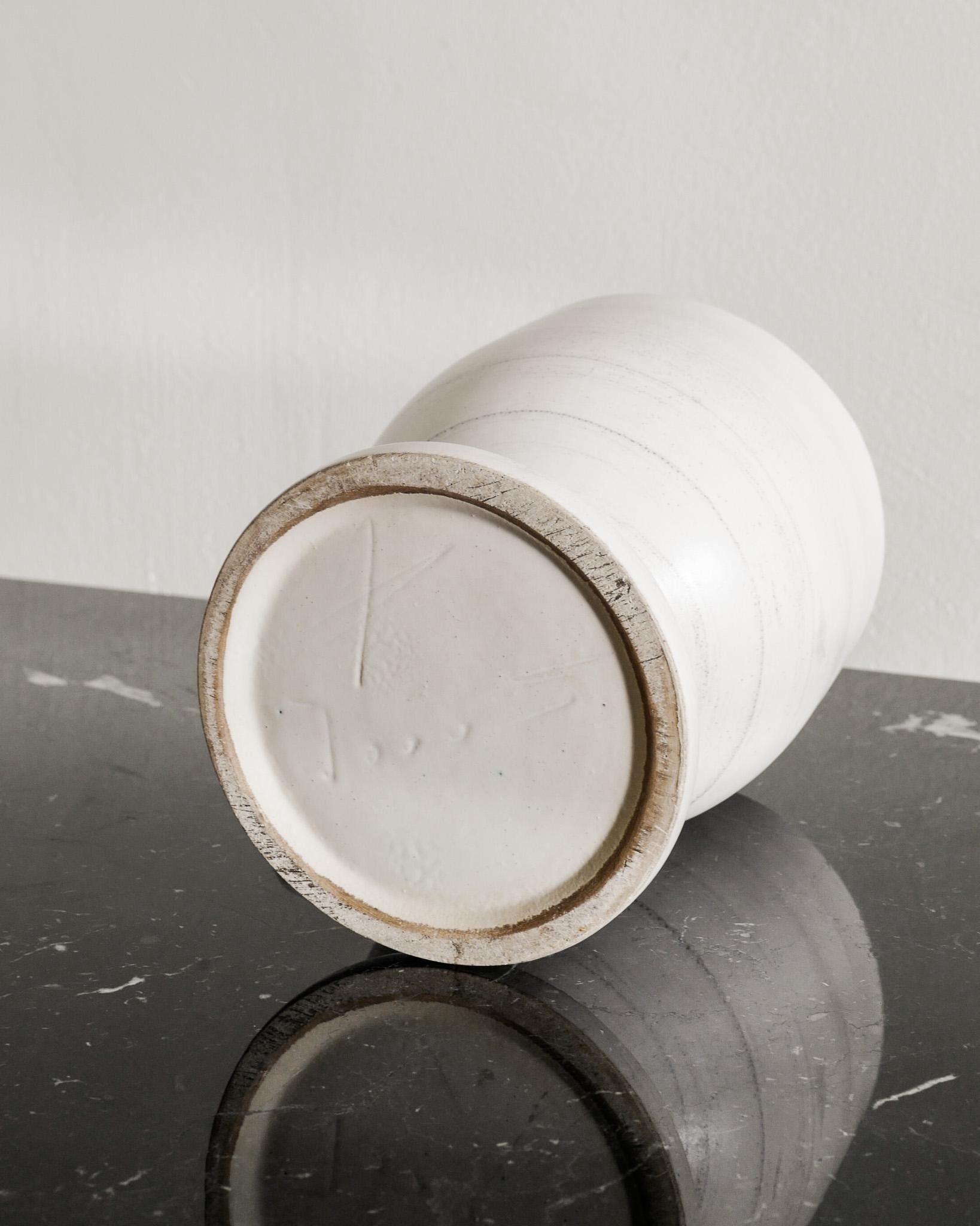 Vaso a cilindro in ceramica bianca di Georges Jouve, 1950 In condizioni buone in vendita a Stockholm, SE