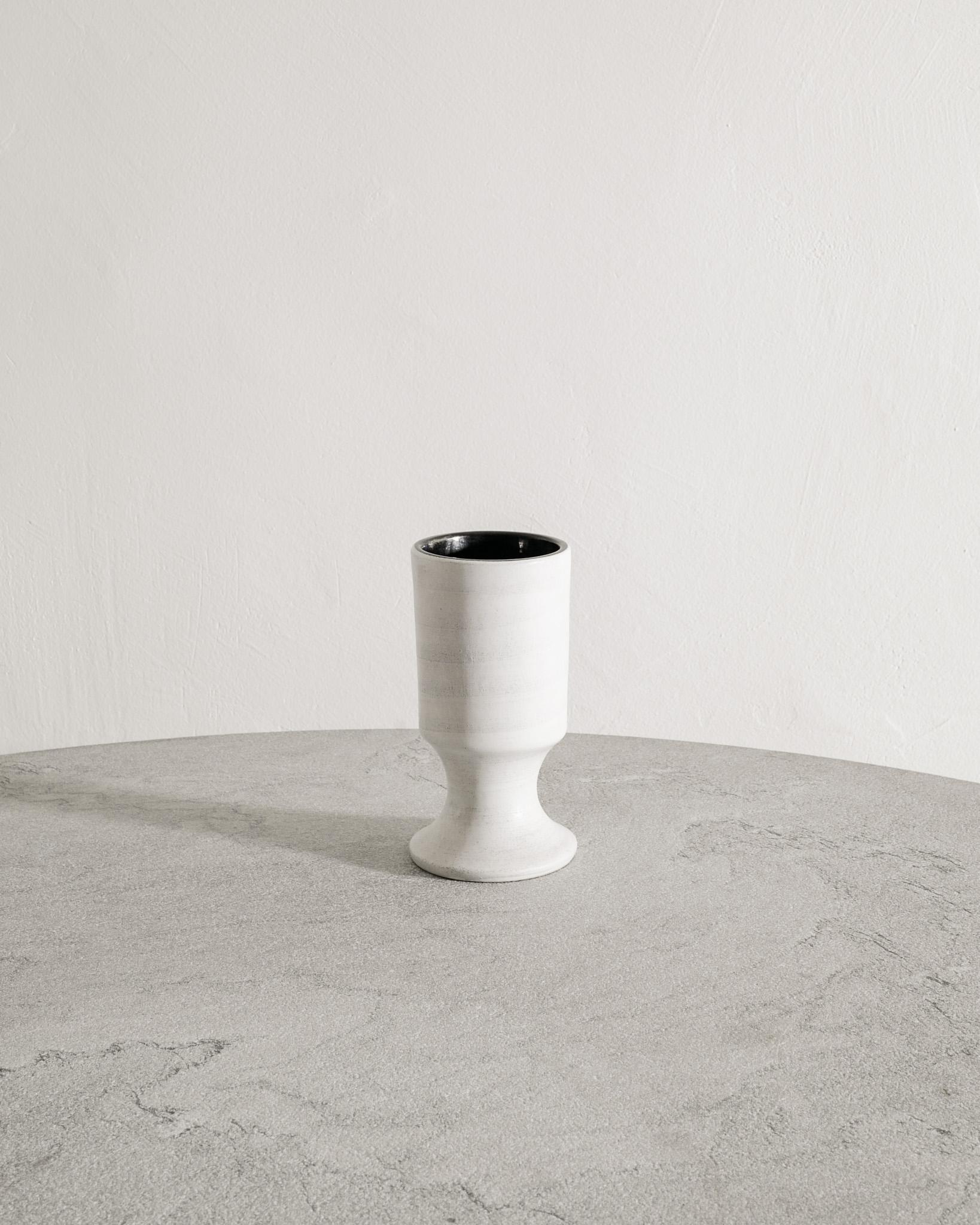 Très rare vase cylindrique blanc du milieu du siècle dernier par Georges Jouve produit pour Whiting Simon Paris, années 1950. En bon état d'origine et signé par l'artiste. 

Dimensions : H : 20,5 cm / 8.10