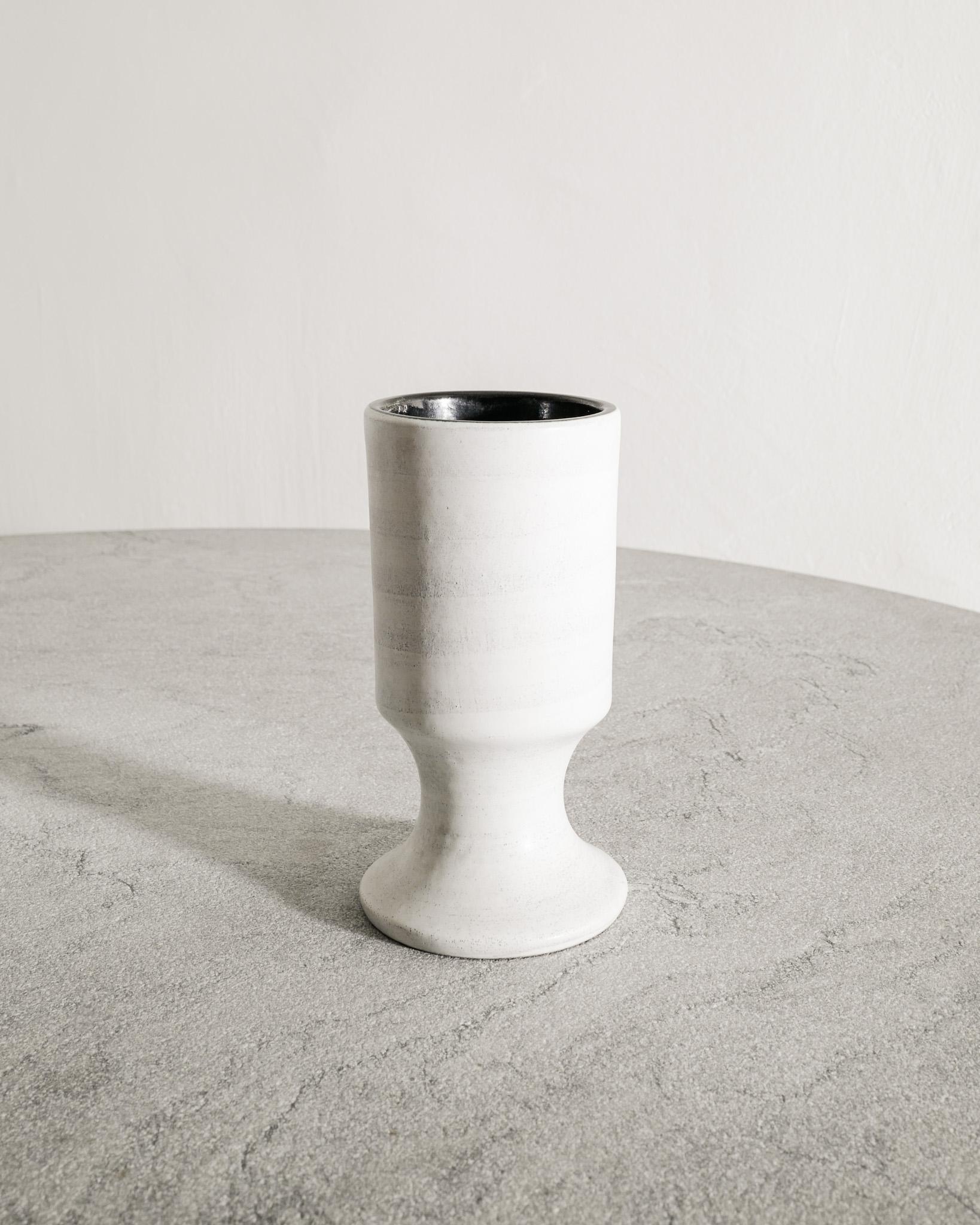 Français Vase cylindrique blanc français du milieu du siècle par Georges Jouve pour Steph Simon, années 1950 en vente