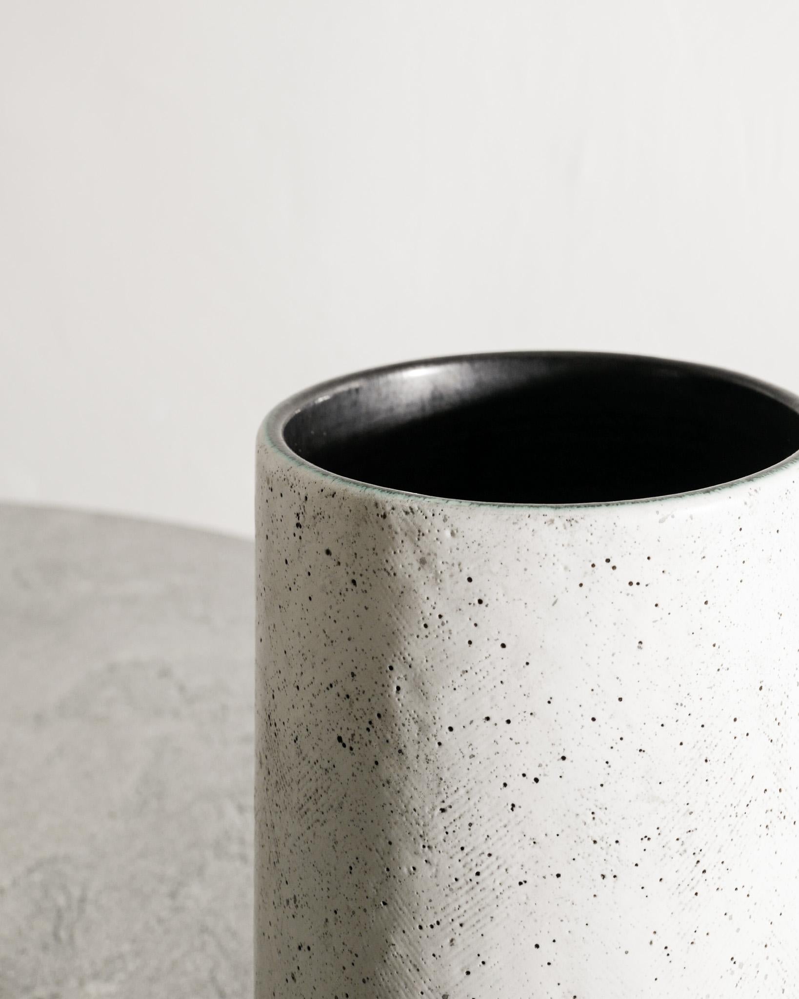 Francese Vaso a cilindro bianco francese di metà secolo di Georges Jouve per Steph Simon, anni '50 in vendita