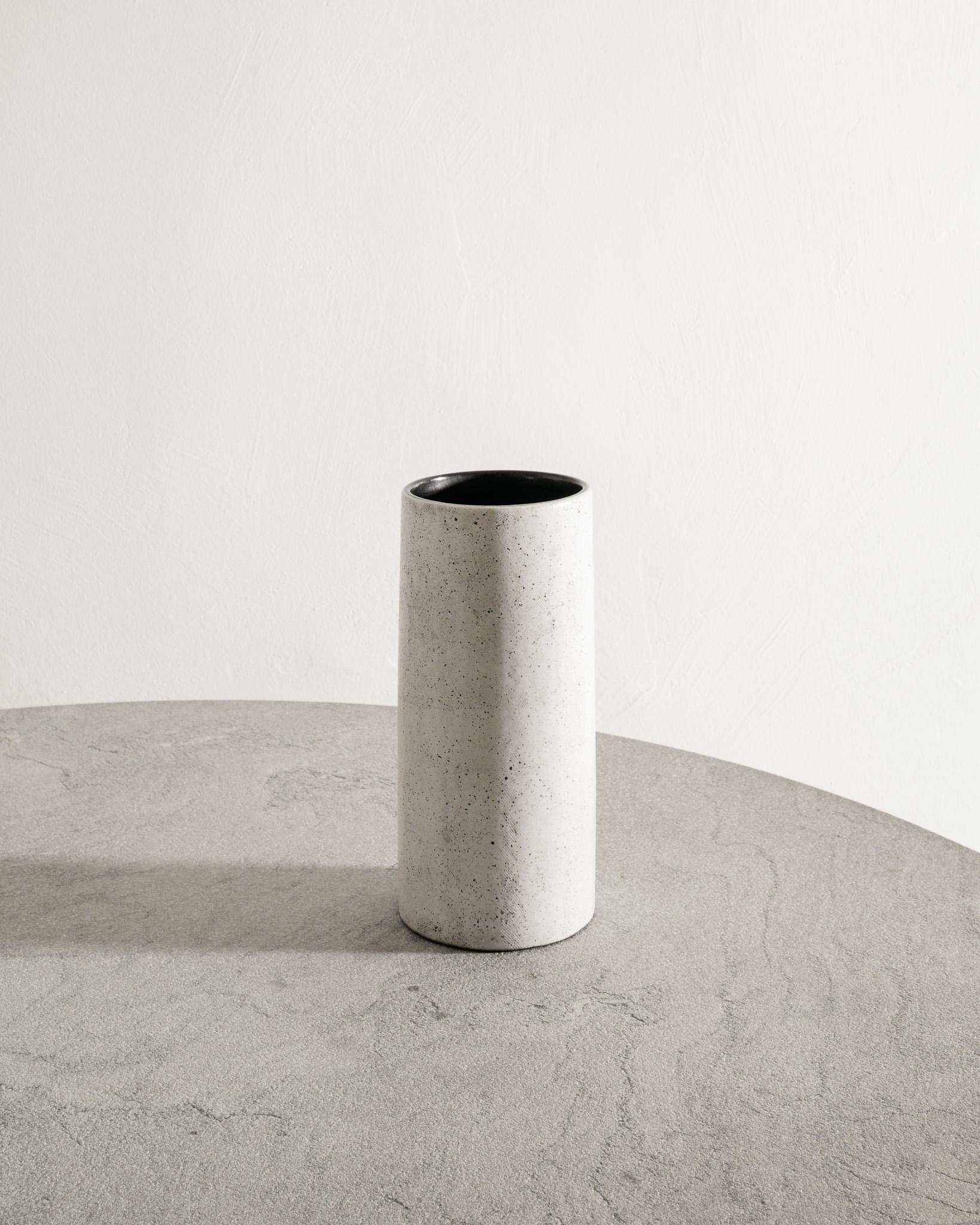 Vaso a cilindro bianco francese di metà secolo di Georges Jouve per Steph Simon, anni '50 In condizioni buone in vendita a Stockholm, SE