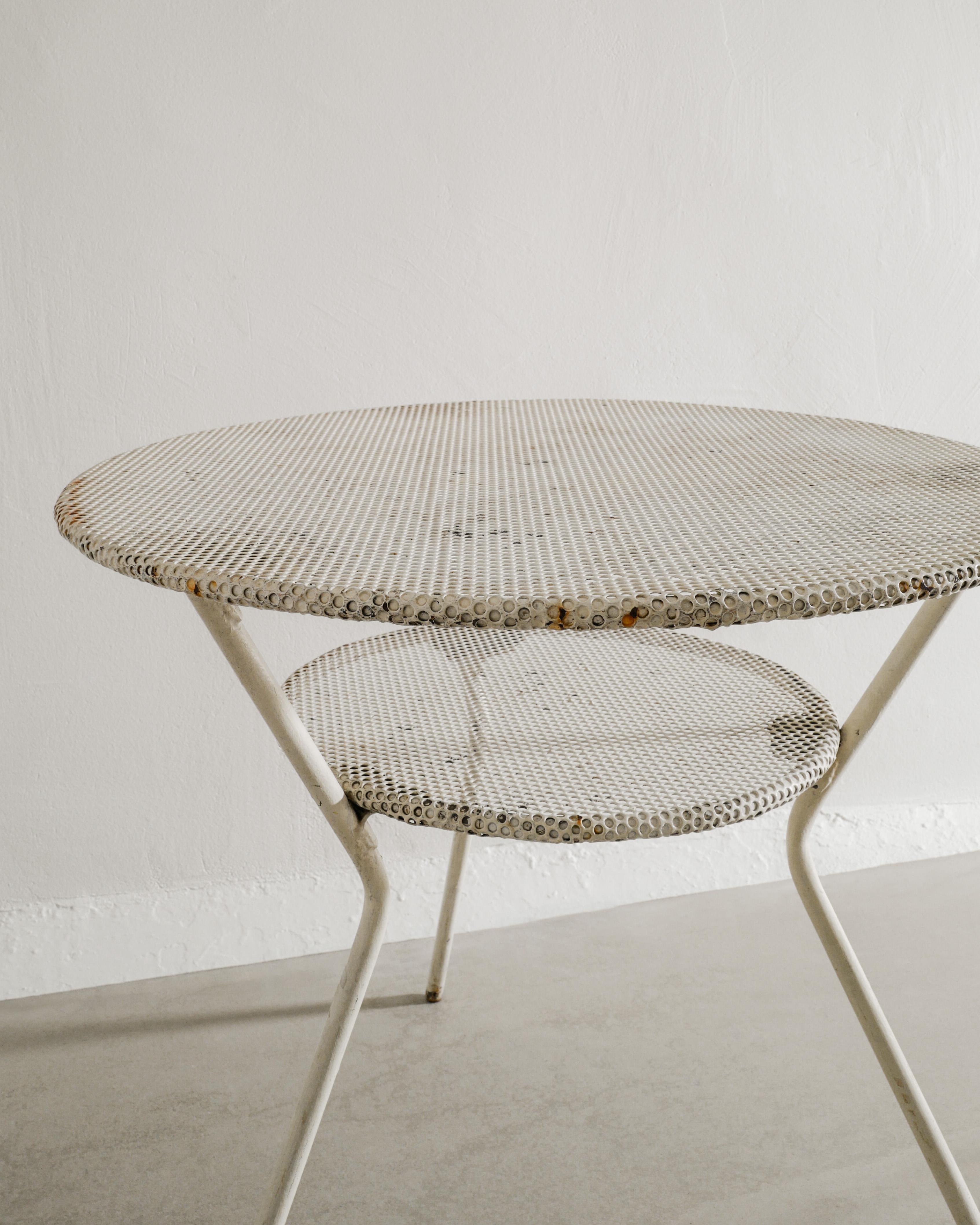 Französischer Mid-Century-Esstisch aus weißem Metall Metall nach Mathieu Matégot 1950er Jahre (Moderne der Mitte des Jahrhunderts) im Angebot