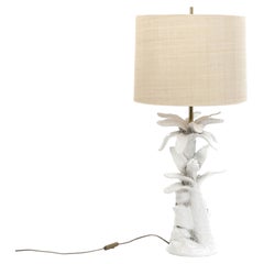 Lampada da tavolo francese di metà secolo in ceramica con palma bianca e paralume in rafia anni '70