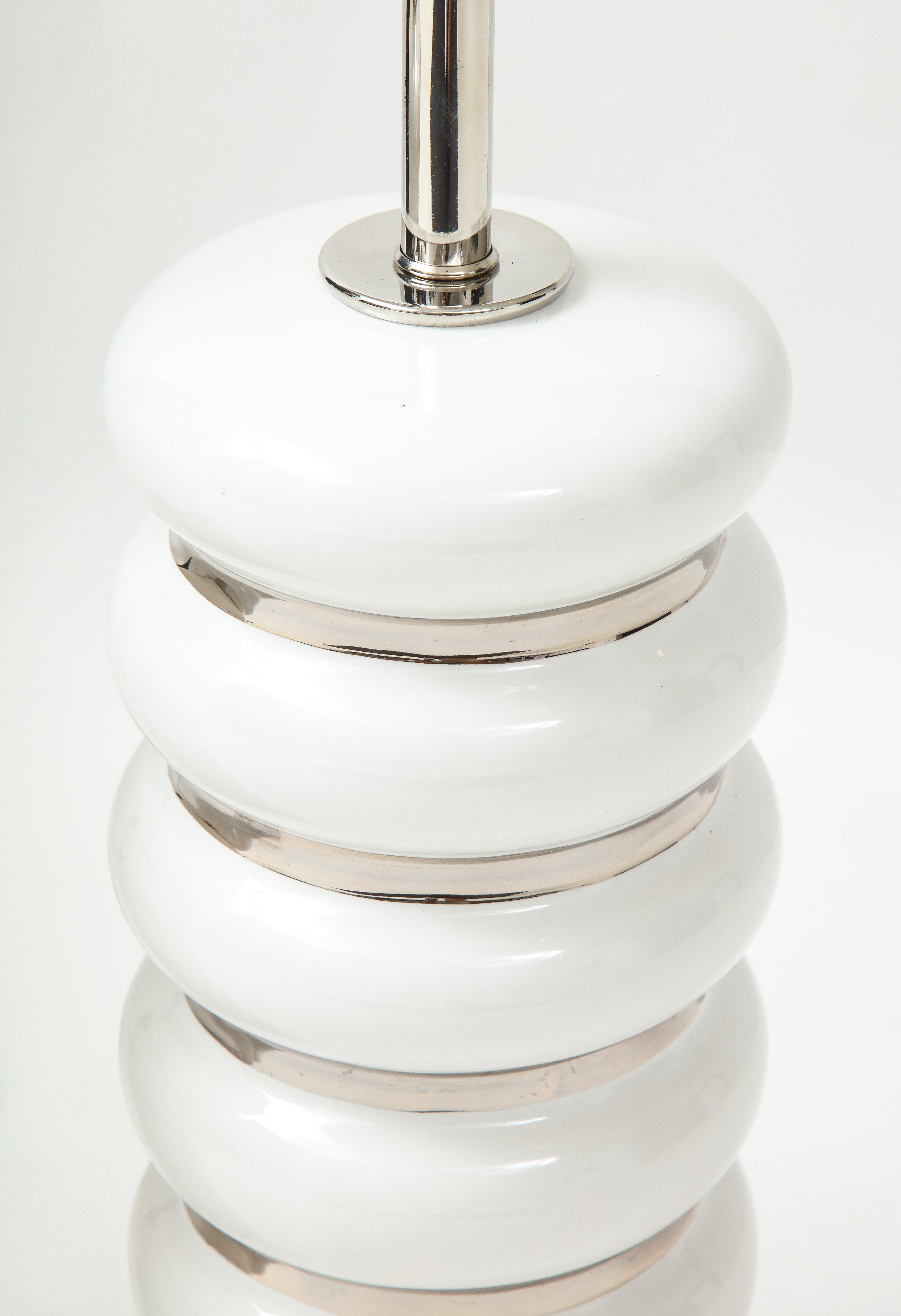 Lampen aus weißem Porzellan, aus der Mitte des Jahrhunderts, Platin im Angebot 1