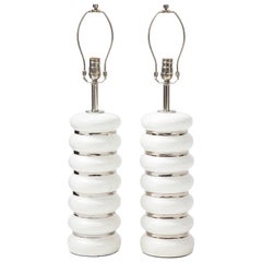 Lampes françaises du milieu du siècle dernier en porcelaine blanche et platine