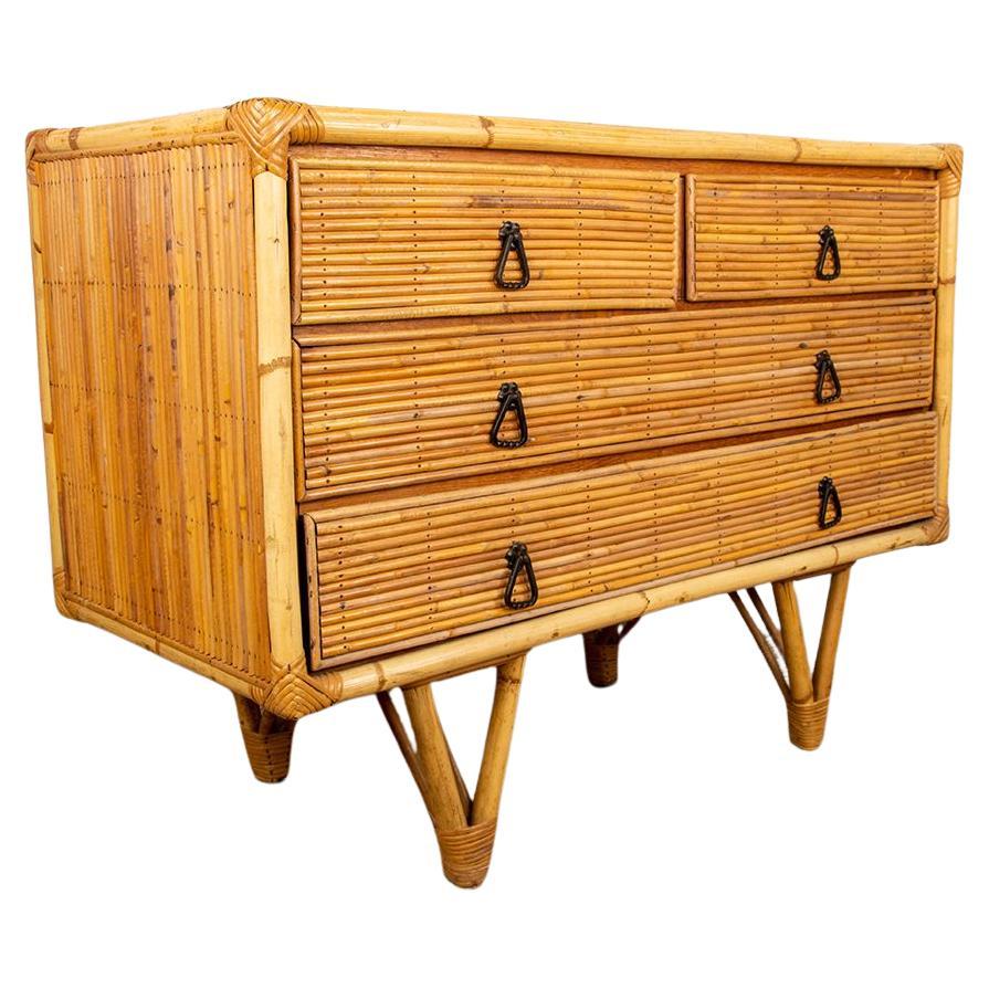 Prächtige Kommode aus Rattan mit vier Schubladen in drei Reihen auf dreieckigen Beinen. 
Schmiedeeiserne Griffe im Stil von Audoux-Minet. 
Raffiniert, funktionell und sehr dekorativ. 
Provenzalischer Stil.

Das Fehlen eines Katalogs für die Firma