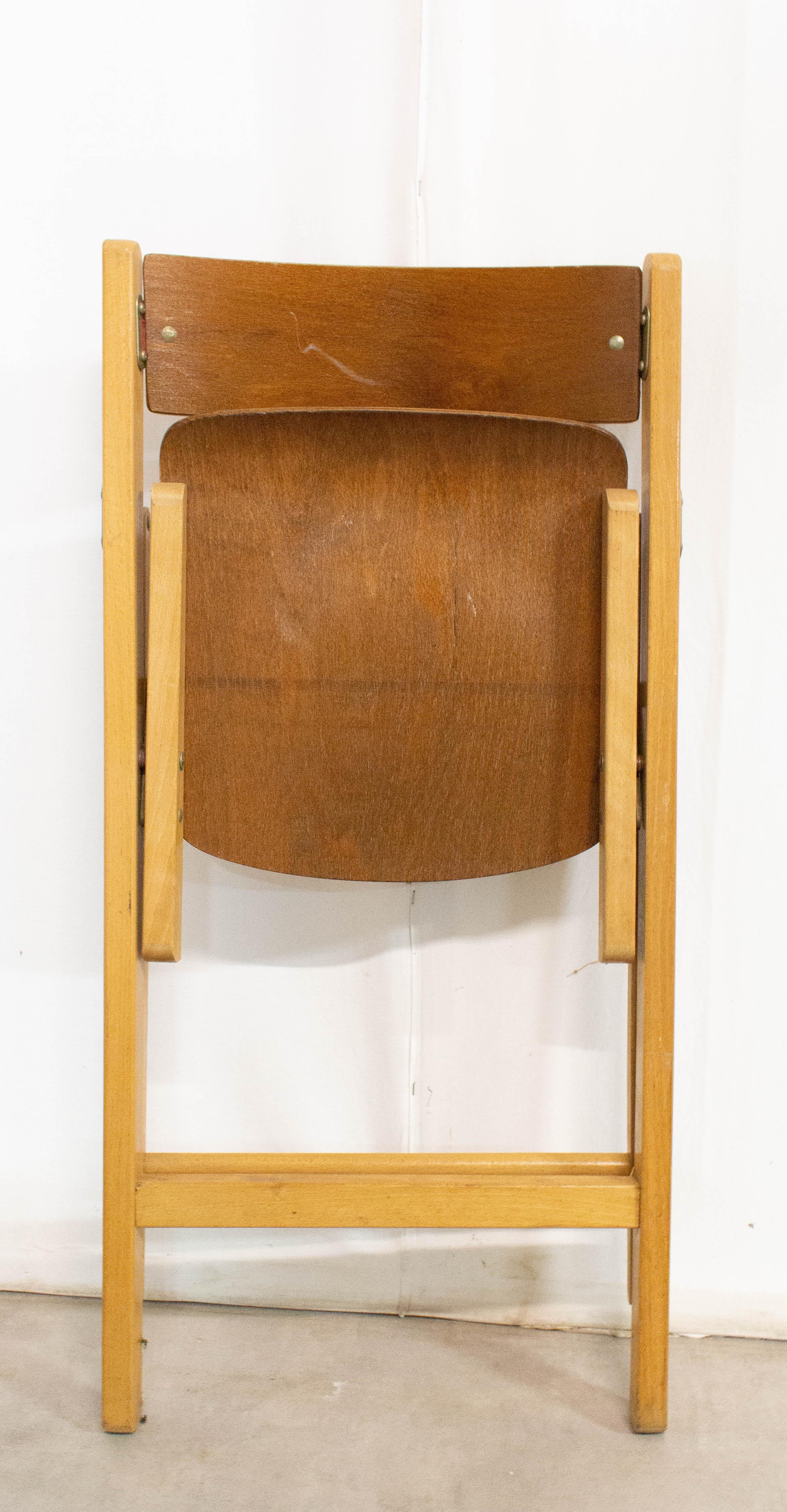 Klappbarer Holzstuhl aus der Mitte des Jahrhunderts, 1970 im Angebot 4