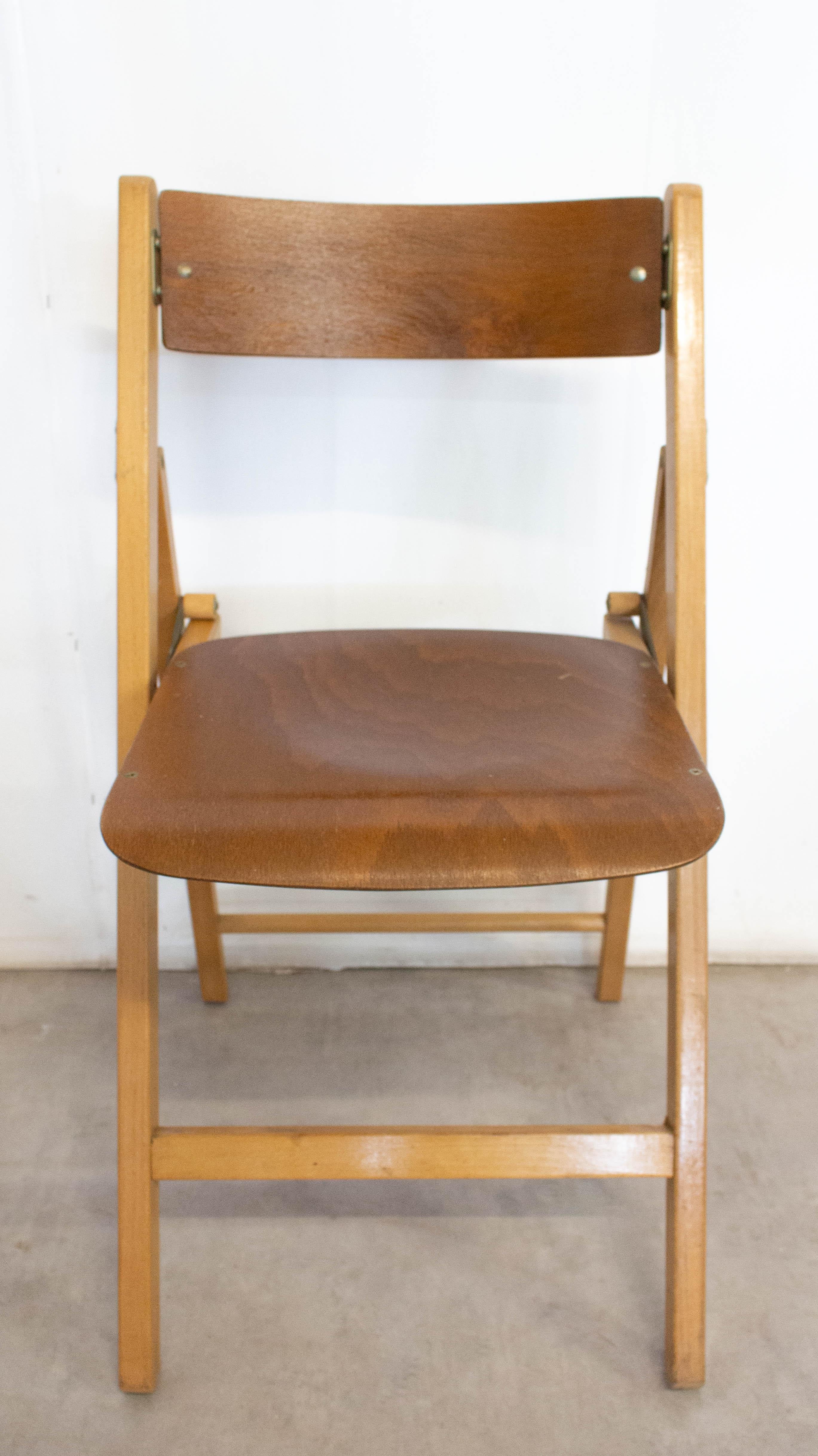 French wood folding chair, circa 1970
Folded: D 2.54 x W 6.83 x H 33 in.
Very good condition

For shipping: 6 x 41 x 84 cm.