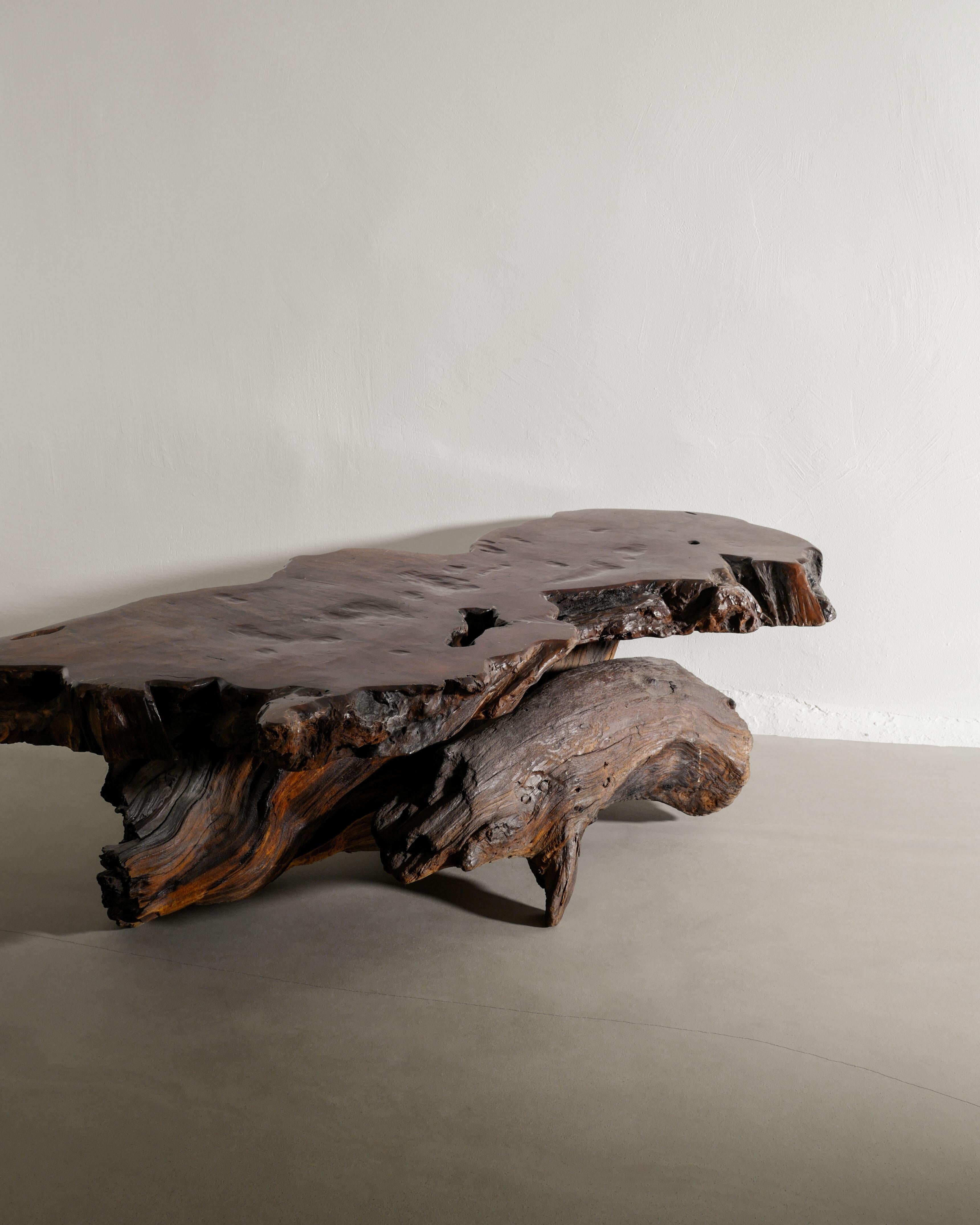 Milieu du XXe siècle Table de canapé d'appoint en bois brutaliste du milieu du siècle en orme foncé, années 1950 en vente