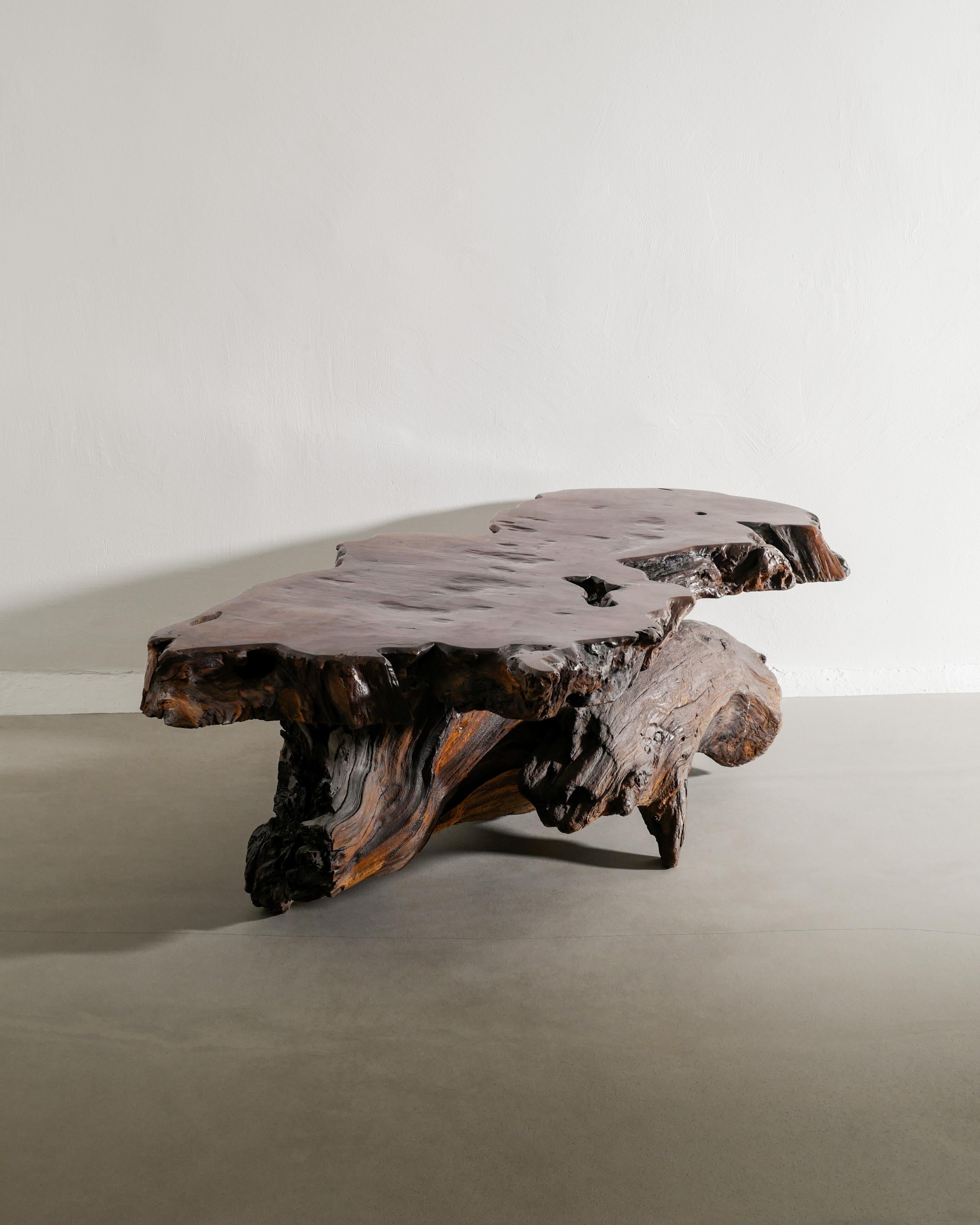 Mid-Century Modern Table de canapé d'appoint en bois brutaliste du milieu du siècle en orme foncé, années 1950 en vente