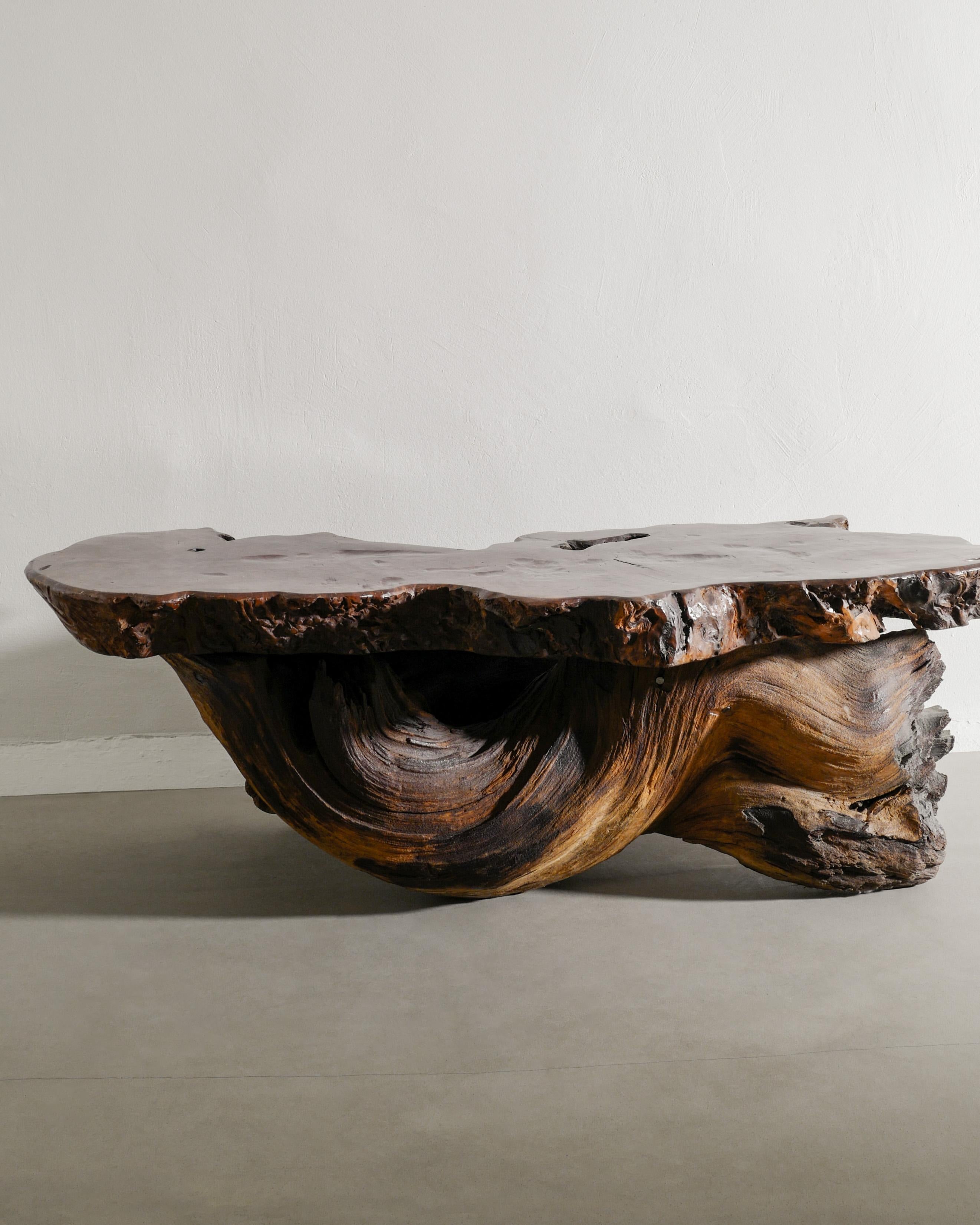 Français Table de canapé d'appoint en bois brutaliste du milieu du siècle en orme foncé, années 1950 en vente