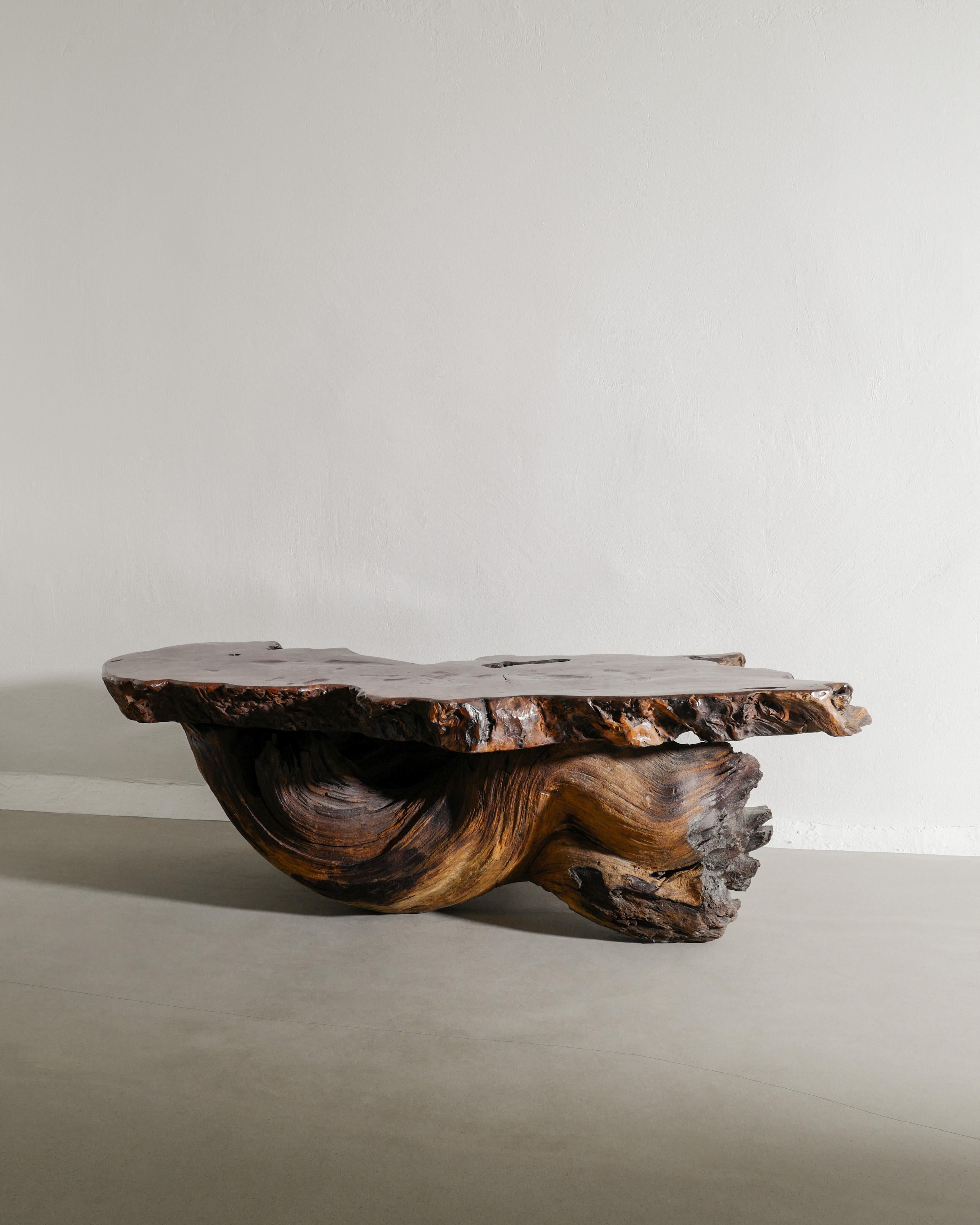 Table de canapé d'appoint en bois brutaliste du milieu du siècle en orme foncé, années 1950 Bon état - En vente à Stockholm, SE