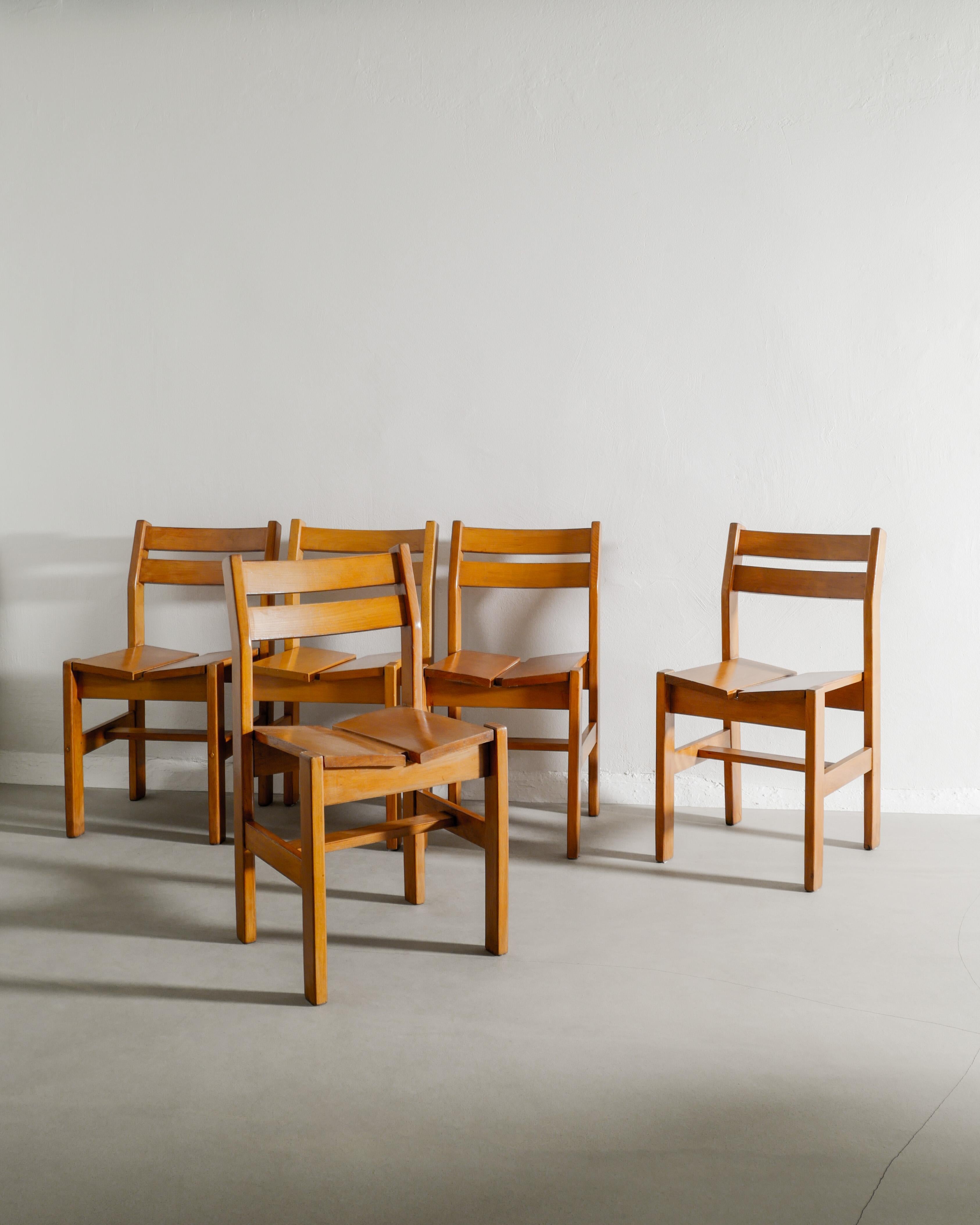 Raro set di cinque sedie da pranzo francesi della metà del secolo scorso in legno di olmo tinto, attribuite a Charlotte Perriand e prodotte per Les Arcs in Francia, negli anni Sessanta. 
In buone condizioni originali con patina in tinta.
