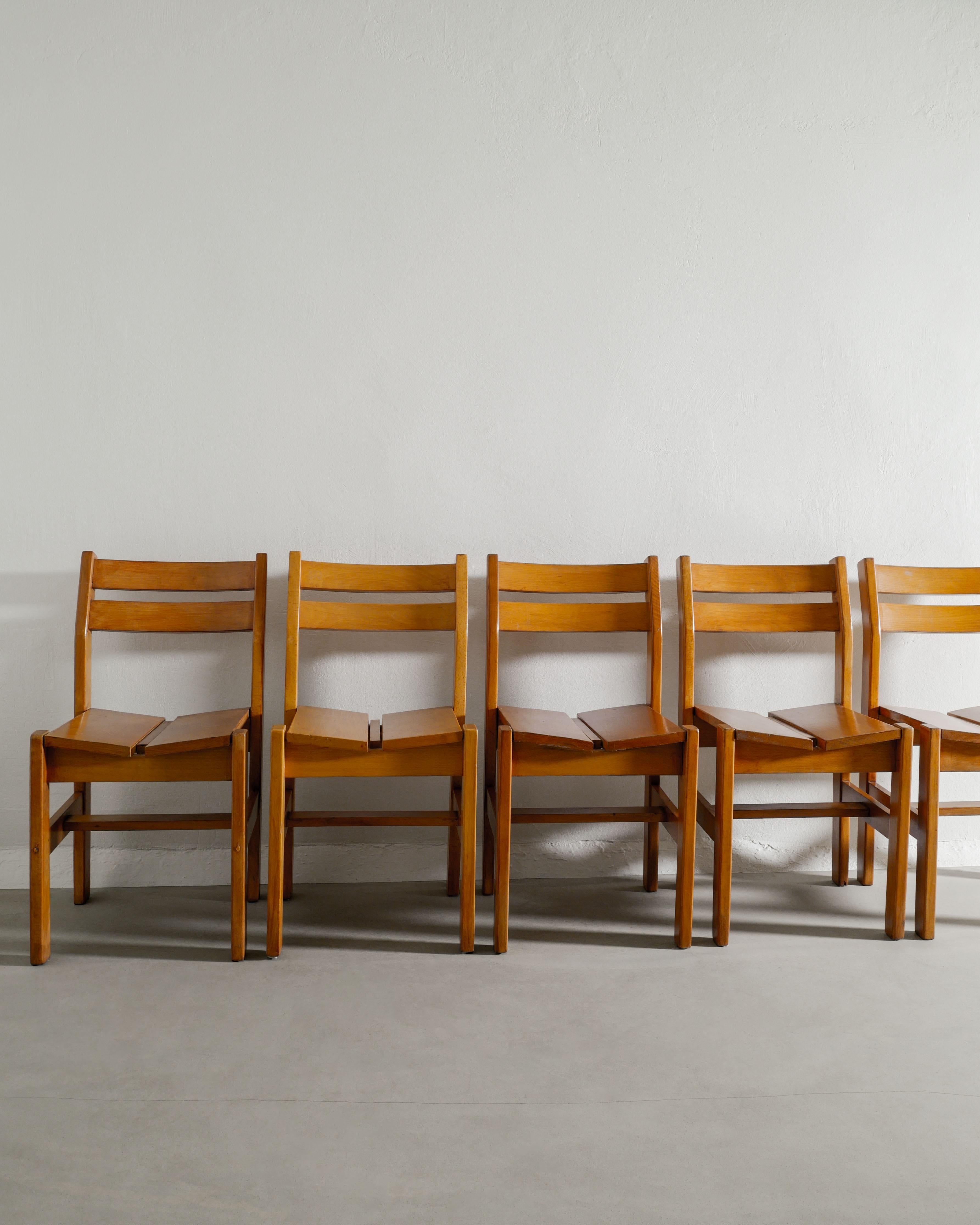 Mid-Century moderno Sedie da pranzo in legno di olmo della metà del secolo scorso attribuite a Charlotte Perriand in vendita