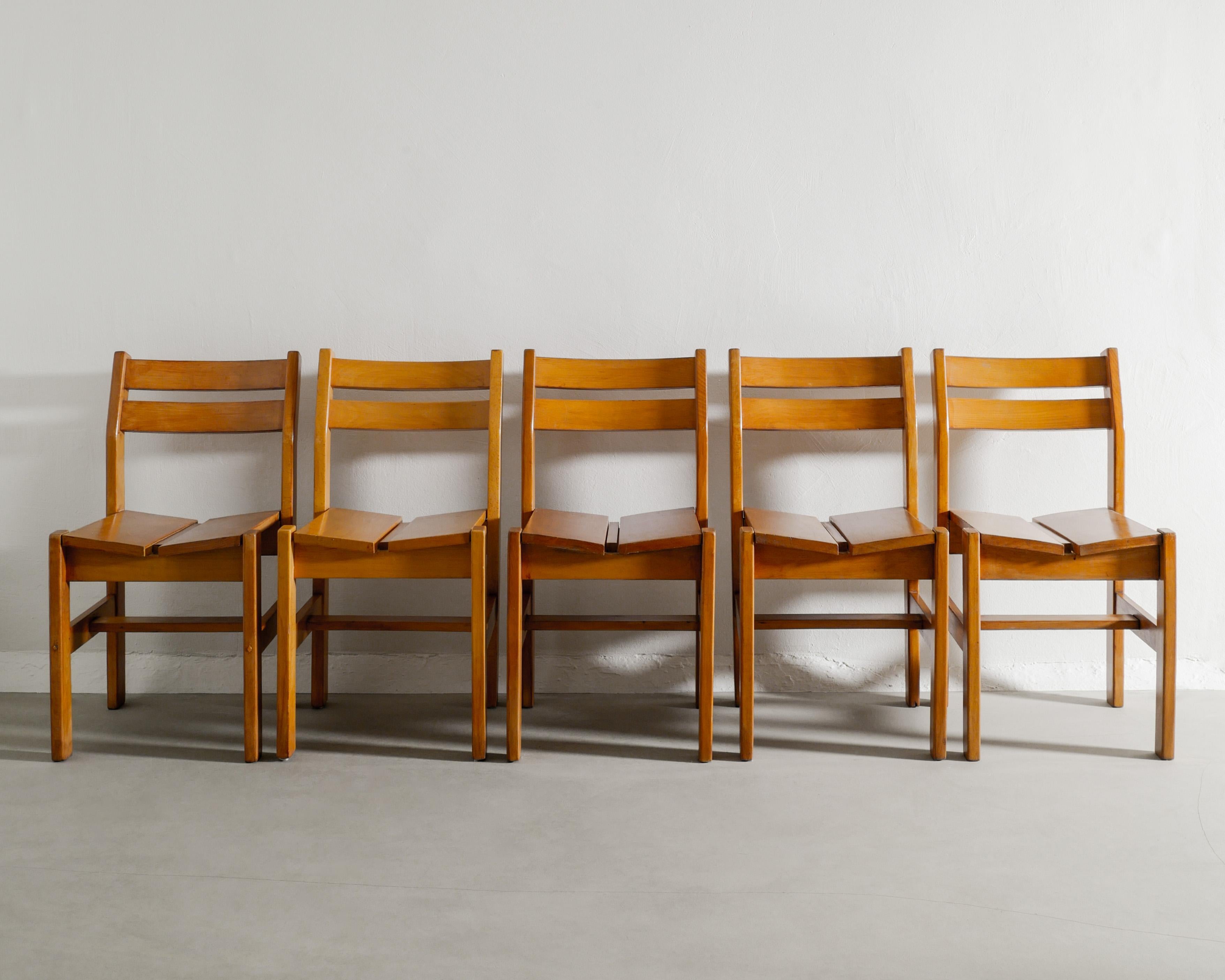 Francese Sedie da pranzo in legno di olmo della metà del secolo scorso attribuite a Charlotte Perriand in vendita
