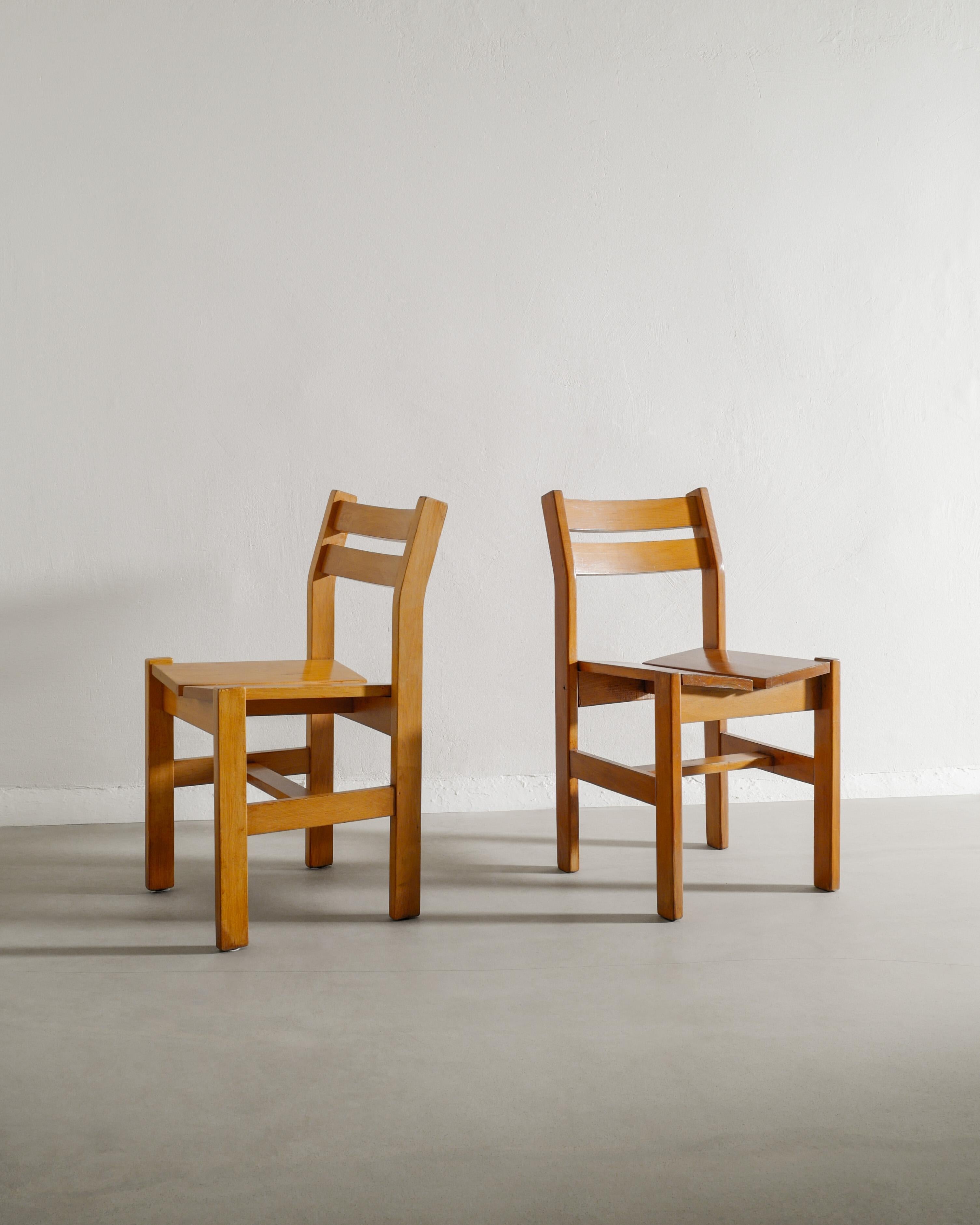 Metà XX secolo Sedie da pranzo in legno di olmo della metà del secolo scorso attribuite a Charlotte Perriand in vendita