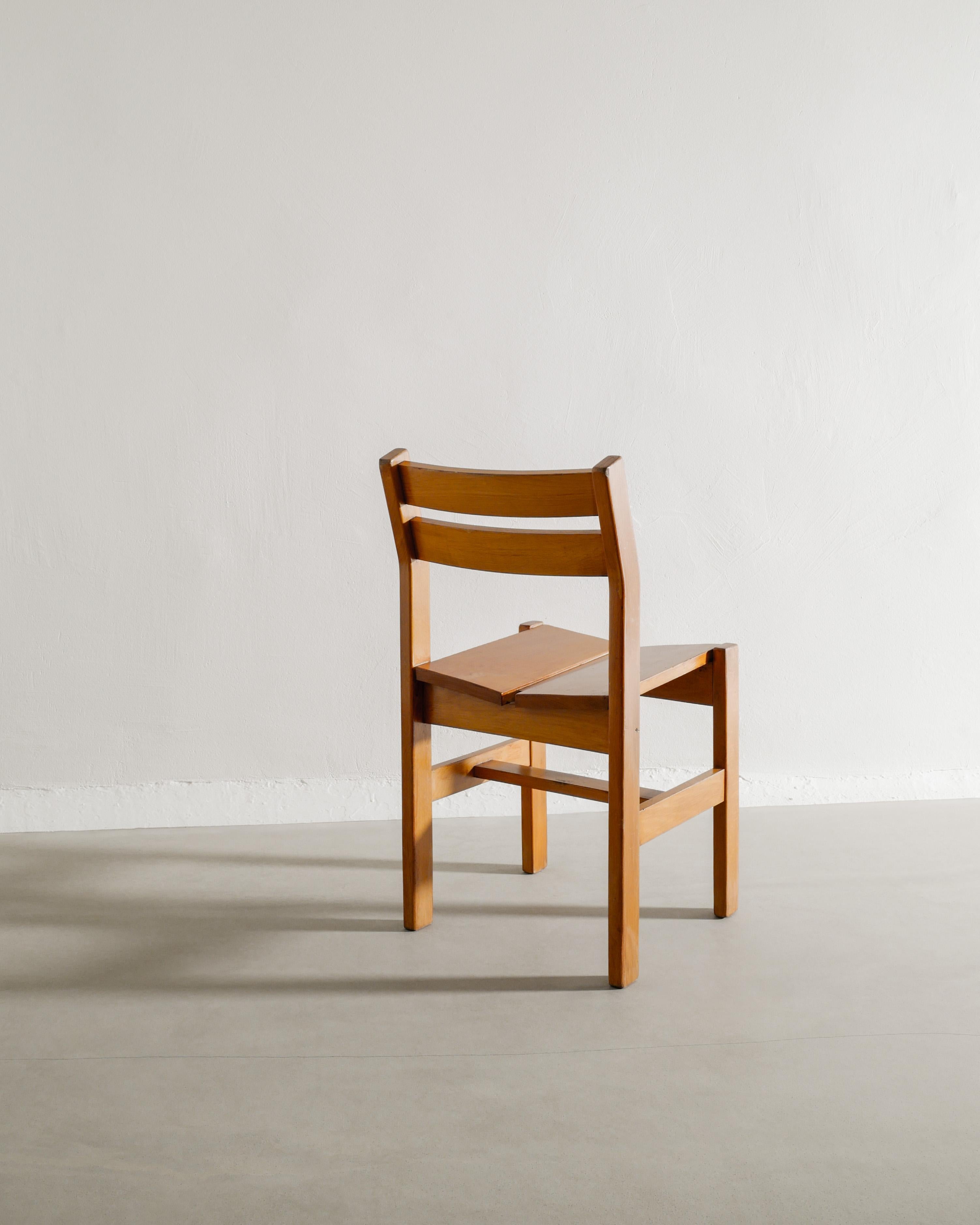 Sedie da pranzo in legno di olmo della metà del secolo scorso attribuite a Charlotte Perriand in vendita 1