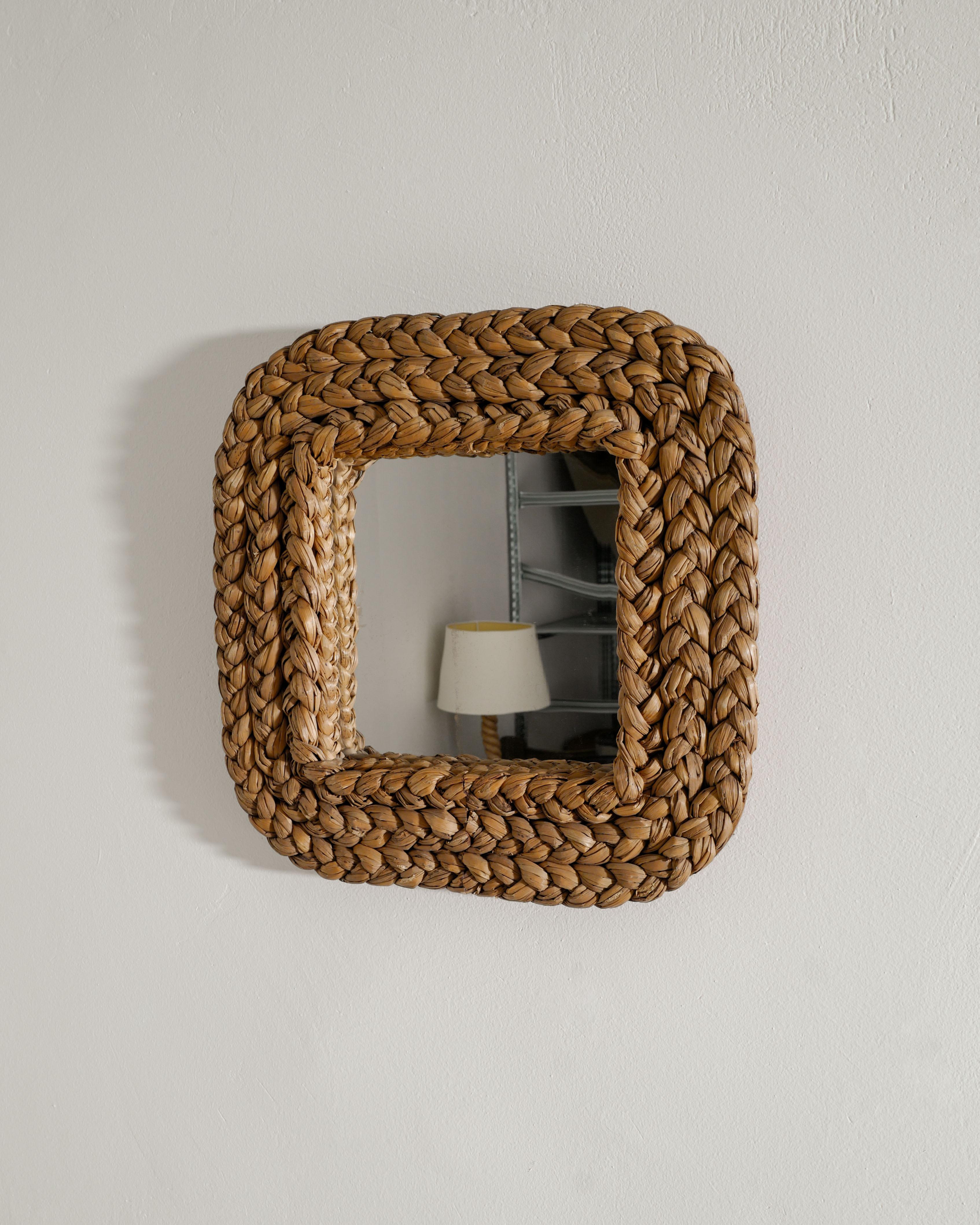 Raro specchio da parete quadrato francese di metà secolo in rattan intrecciato/erba con il vetro originale. In buone condizioni originali. 

Dimensioni: H: 48 cm / 18,90