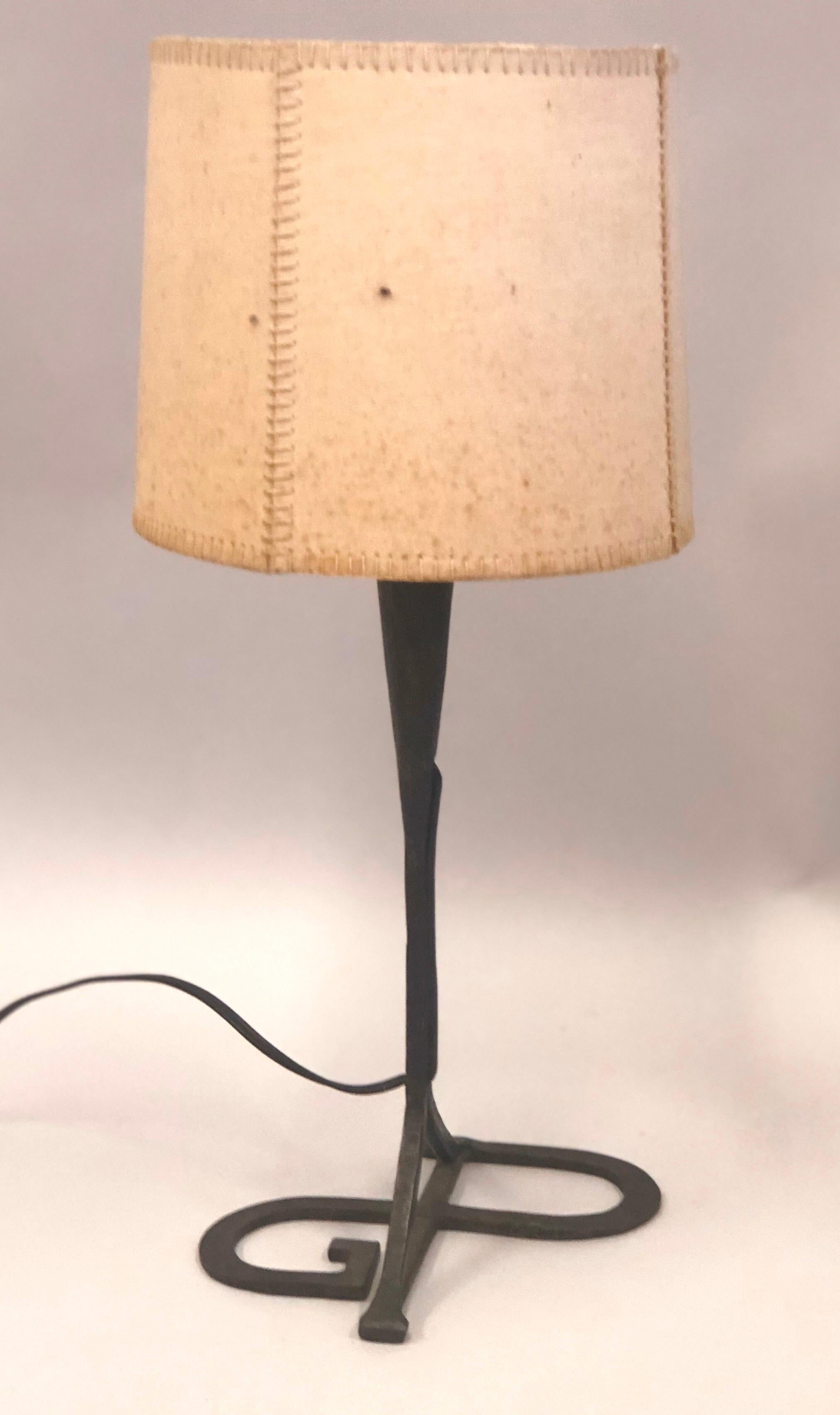 Mid-Century Modern Lampe de table française du milieu du siècle en fer forgé et parchemin attribuée à Gilbert Poillerat en vente