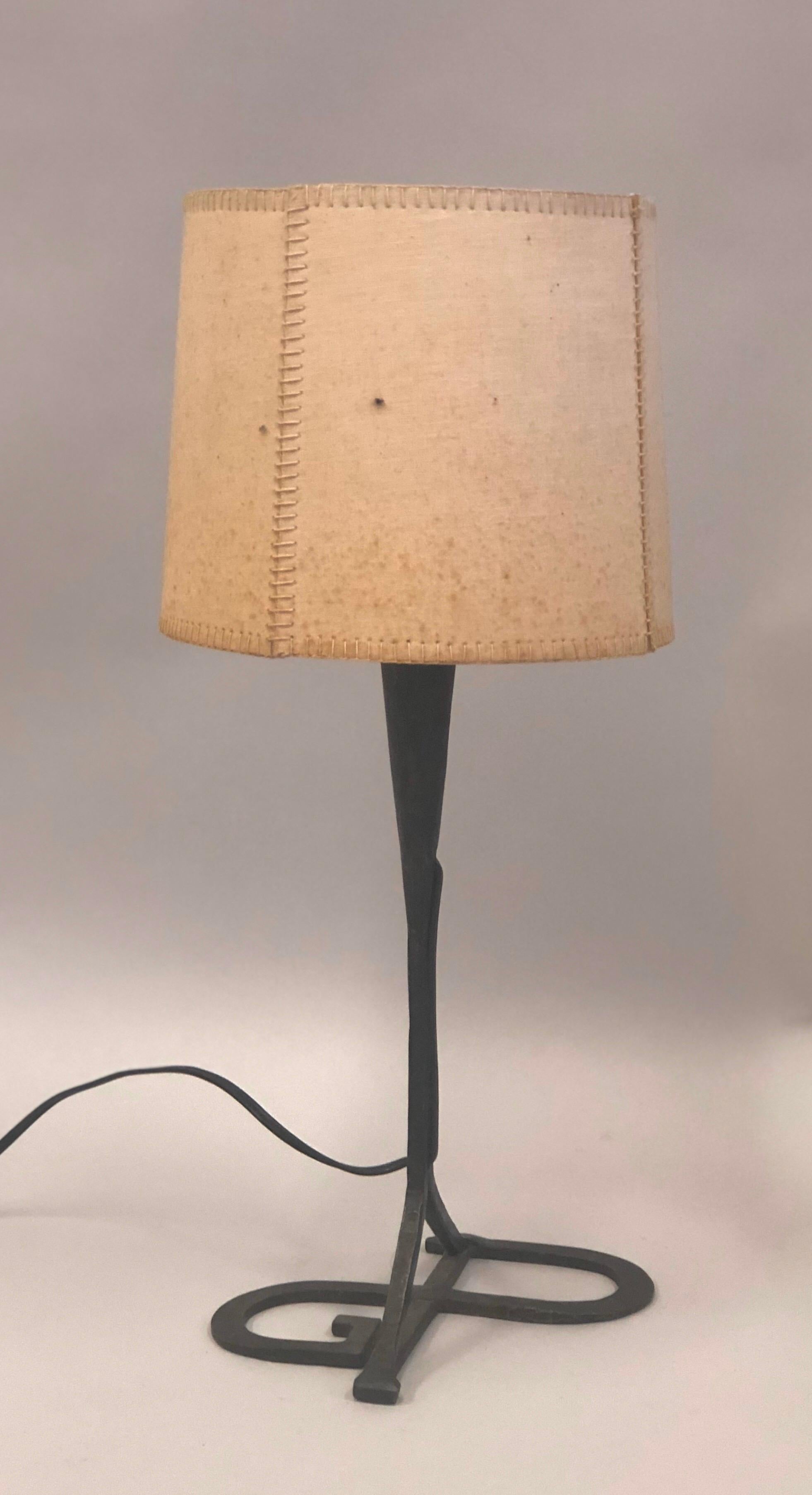 Français Lampe de table française du milieu du siècle en fer forgé et parchemin attribuée à Gilbert Poillerat en vente