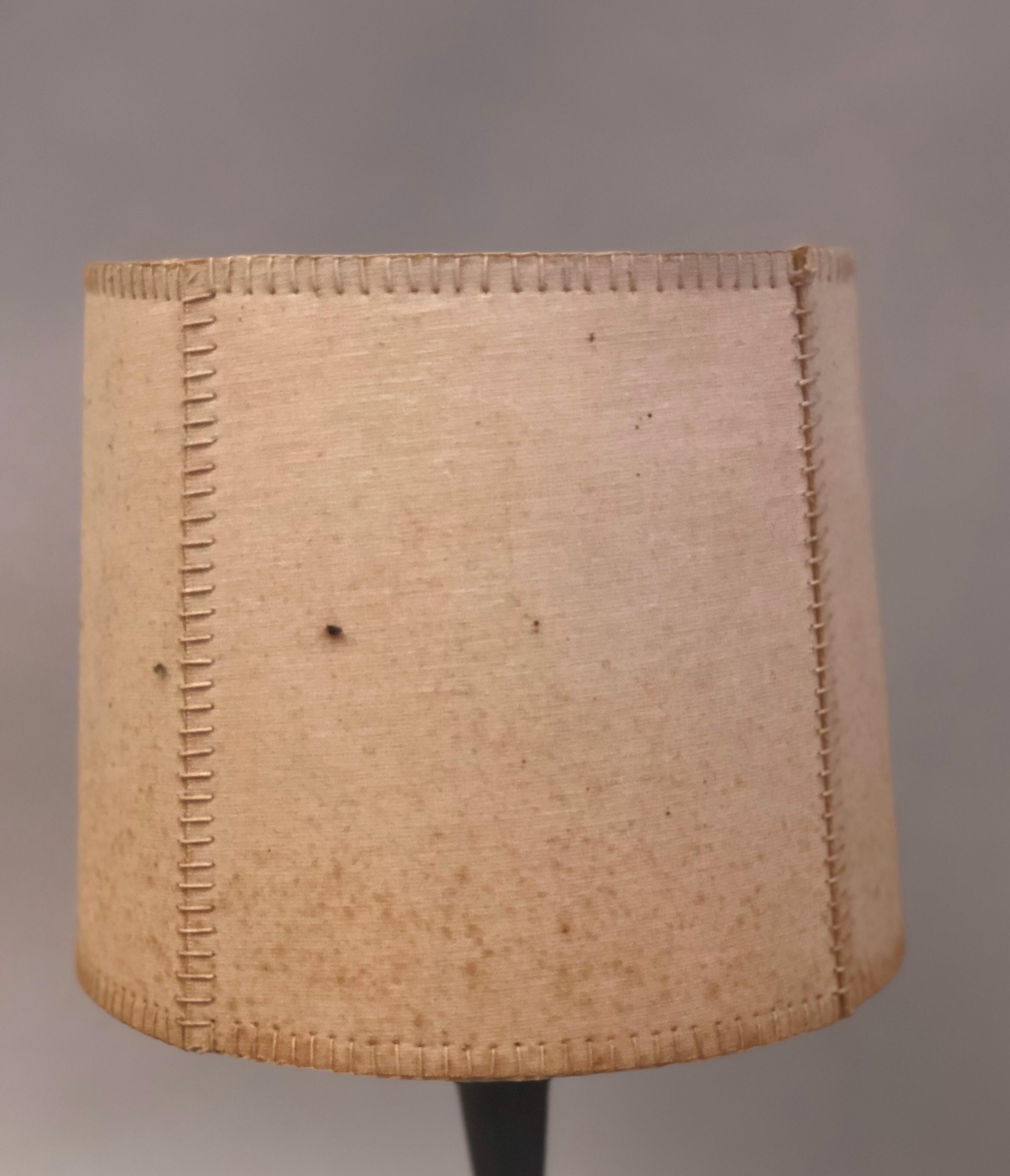 20ième siècle Lampe de table française du milieu du siècle en fer forgé et parchemin attribuée à Gilbert Poillerat en vente