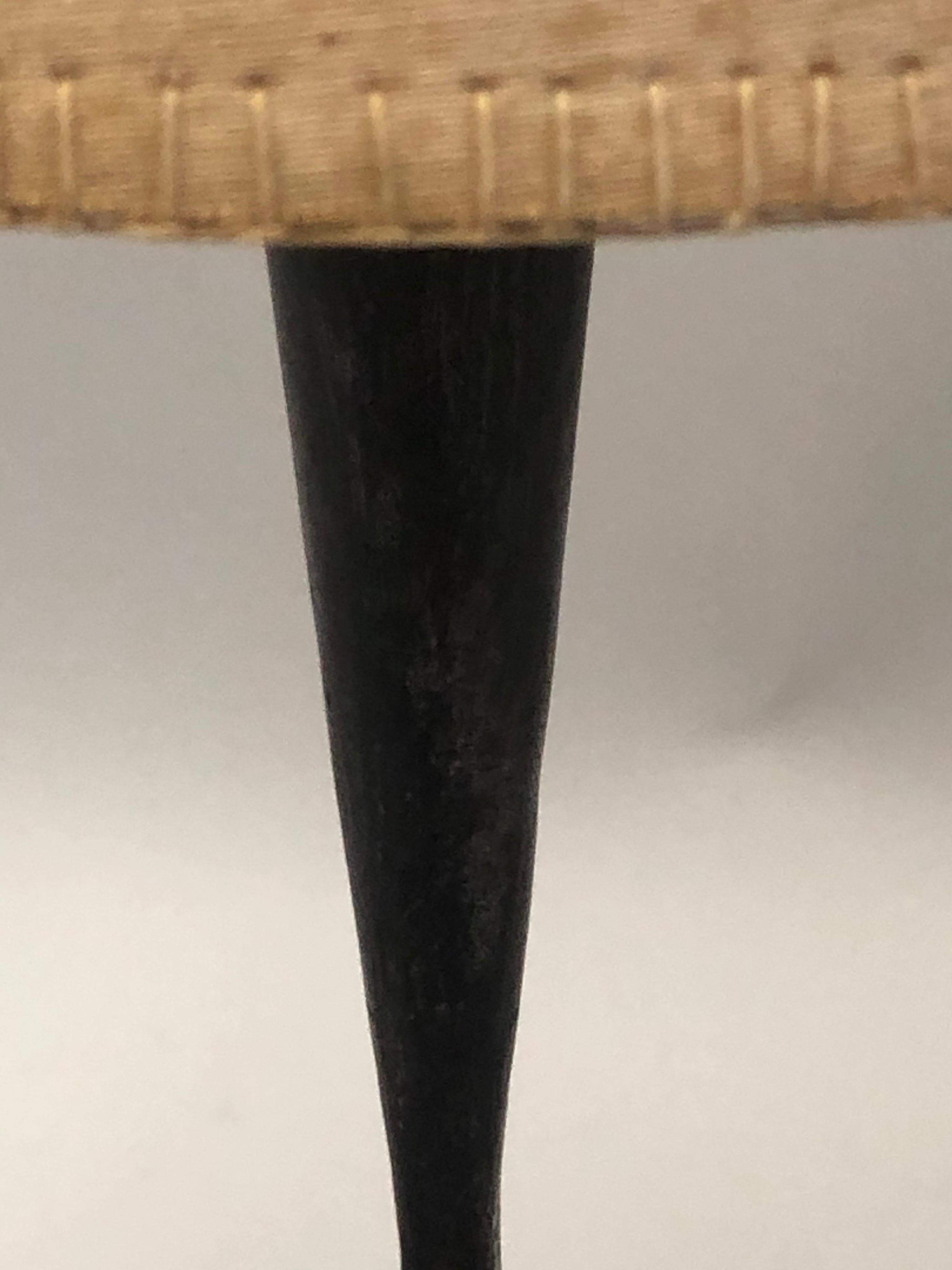 Lampe de table française du milieu du siècle en fer forgé et parchemin attribuée à Gilbert Poillerat en vente 1