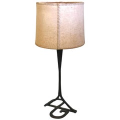 Lampada da tavolo in ferro battuto e pergamena della metà del secolo scorso, attribuita a Gilbert Poillerat