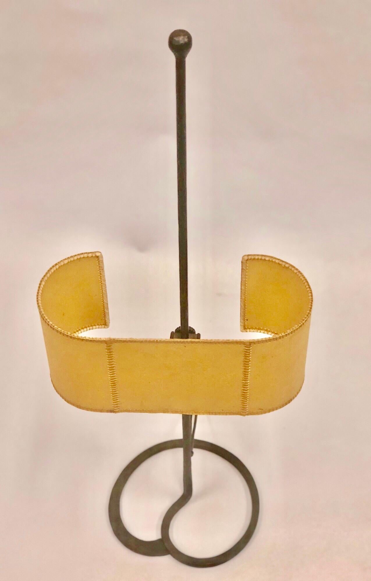 Fait main Lampes de table françaises du milieu du siècle en fer forgé et parchemin attribuées à Gilbert Poillerat en vente